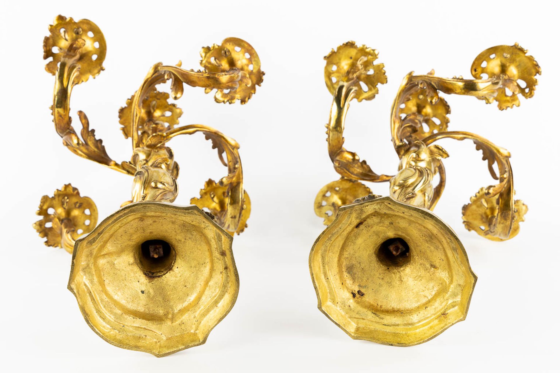 A pair of table candelabra, gilt bronze in Louis XV style. Circa 1900. (H:52 x D:37 cm) - Bild 6 aus 11