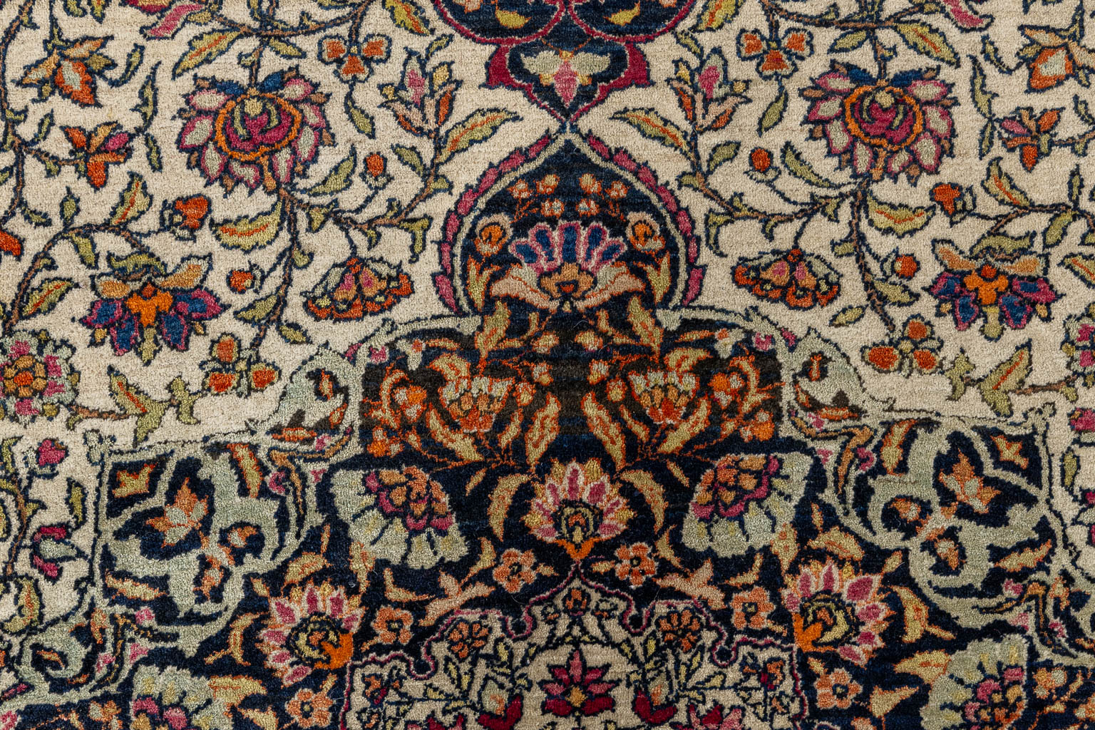 An Oriental hand-made carpet, Isfahan/Isphahan. (L:225 x W:145 cm) - Image 6 of 7