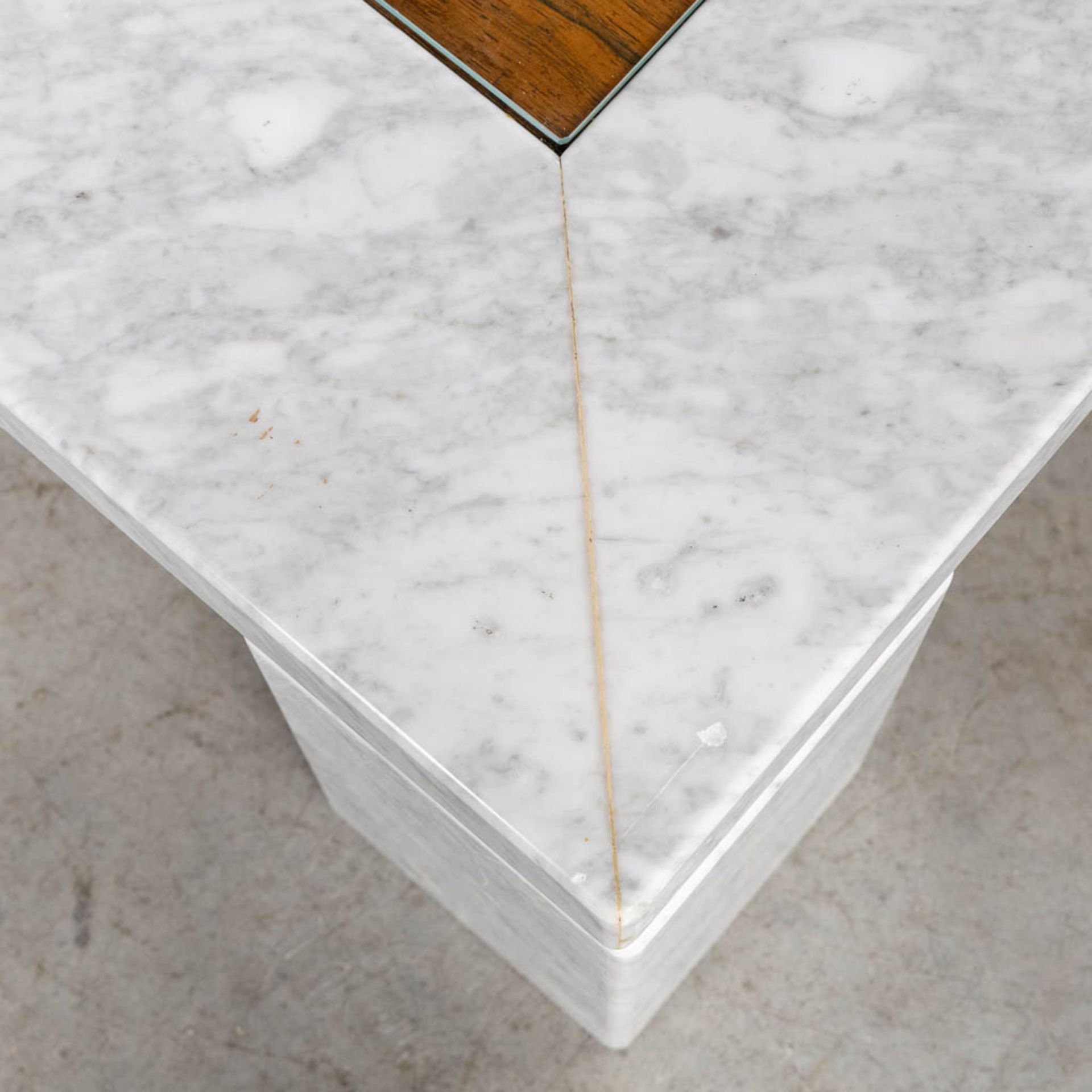 An Arabescato marble coffee table, finished with a marquetry inlay decor. Circa 1980. (L:130 x W:130 - Bild 4 aus 4