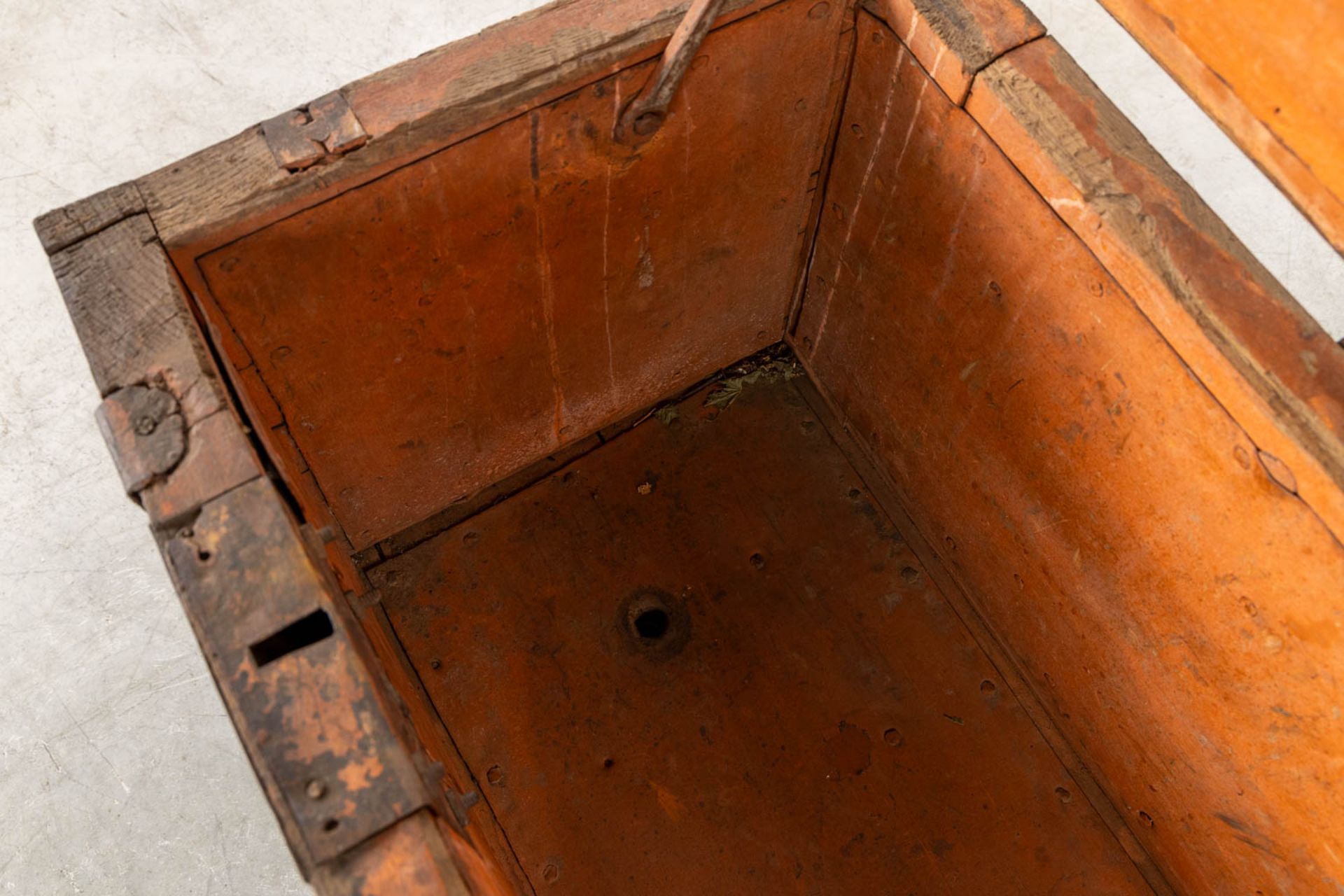 An antique 'Money Box' with metal hardware. 16th/17th C. (L:47 x W:126 x H:59 cm) - Bild 13 aus 13
