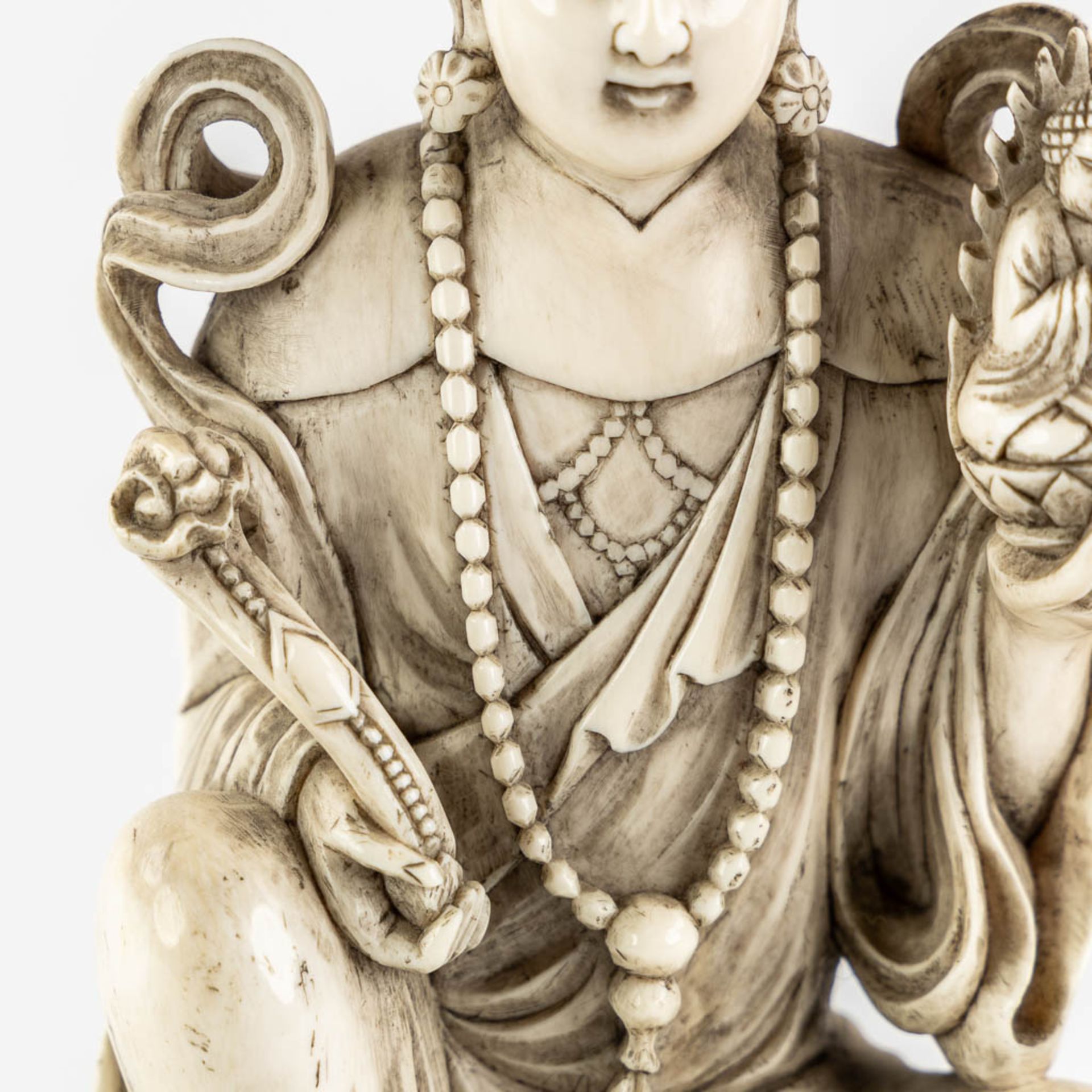 A Chinese Buddha holding a Ruyi and Buddha, sculptured ivory. Circa 1900. (L:10,5 x W:12,5 x H:25,5  - Bild 10 aus 11
