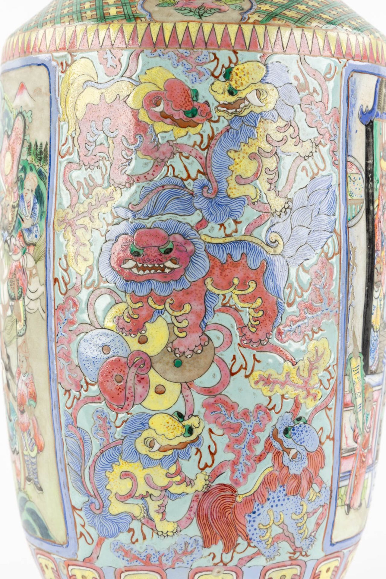 A Chinese vase, Famille Rose decorated with warriors. (H:58 x D:24 cm) - Bild 11 aus 14