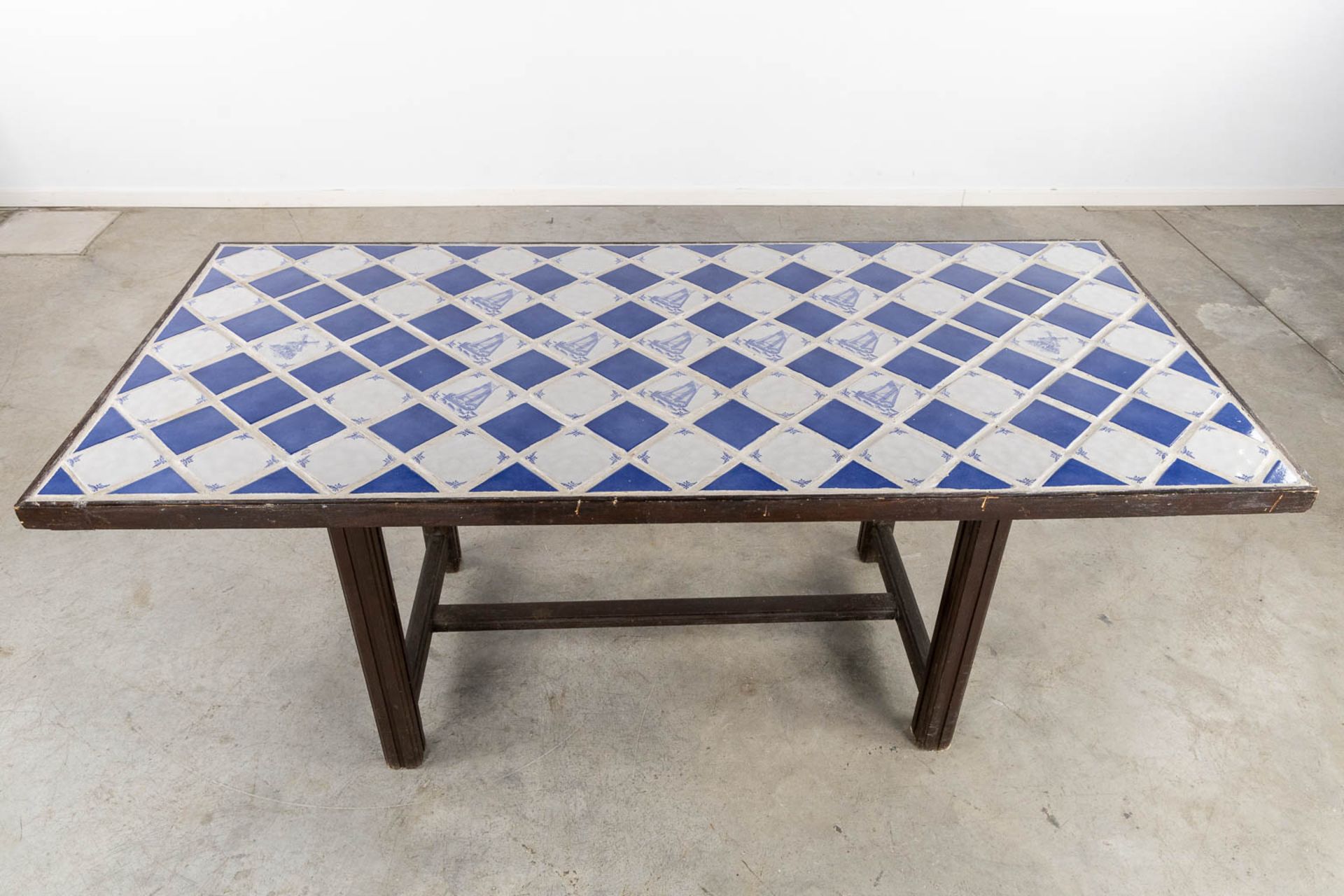 A Spanish table, finished with white and blue tiles. (L:85 x W:184 x H:76 cm) - Bild 7 aus 11