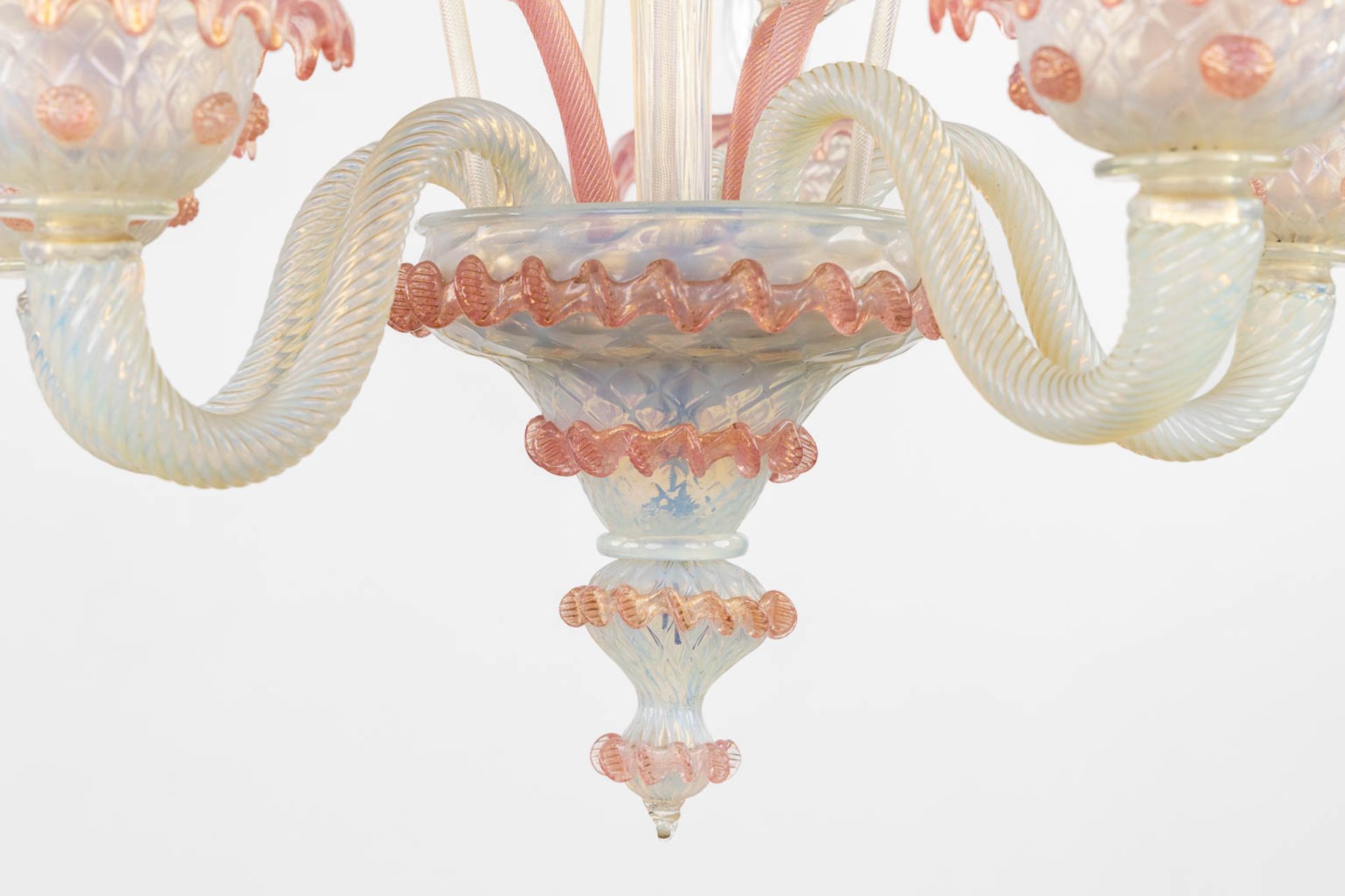 A decorative Venetian glass chandelier, red and white glass. 20th C. (H:70 x D:54 cm) - Image 7 of 12
