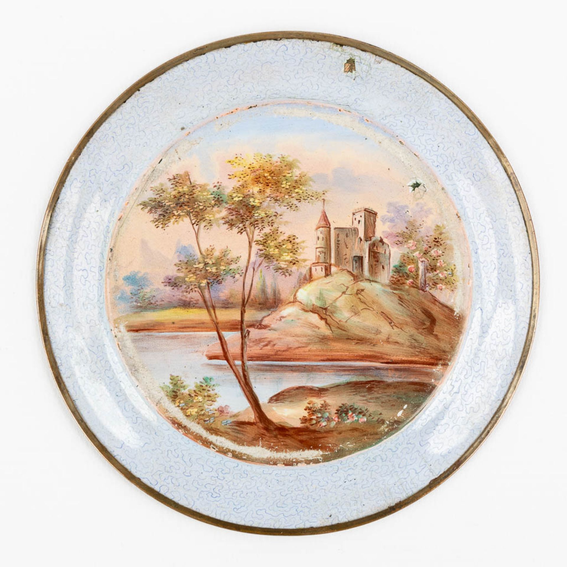 A finely painted plate, enamel on copper with a hand-painted decor. (D:13,3 cm) - Image 9 of 12