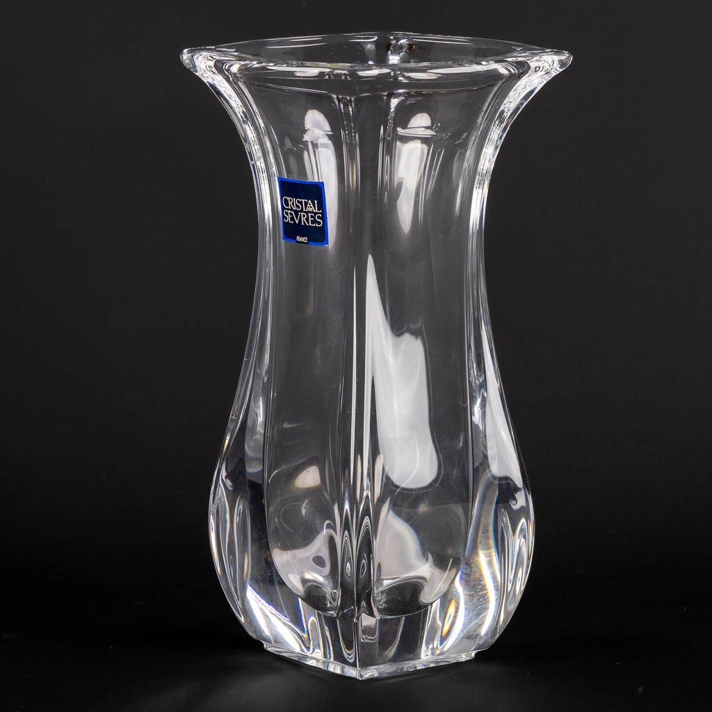Cristal De Sèvres, a large crystal vase. (L:15 x W:18 x H:28 cm) - Image 4 of 14