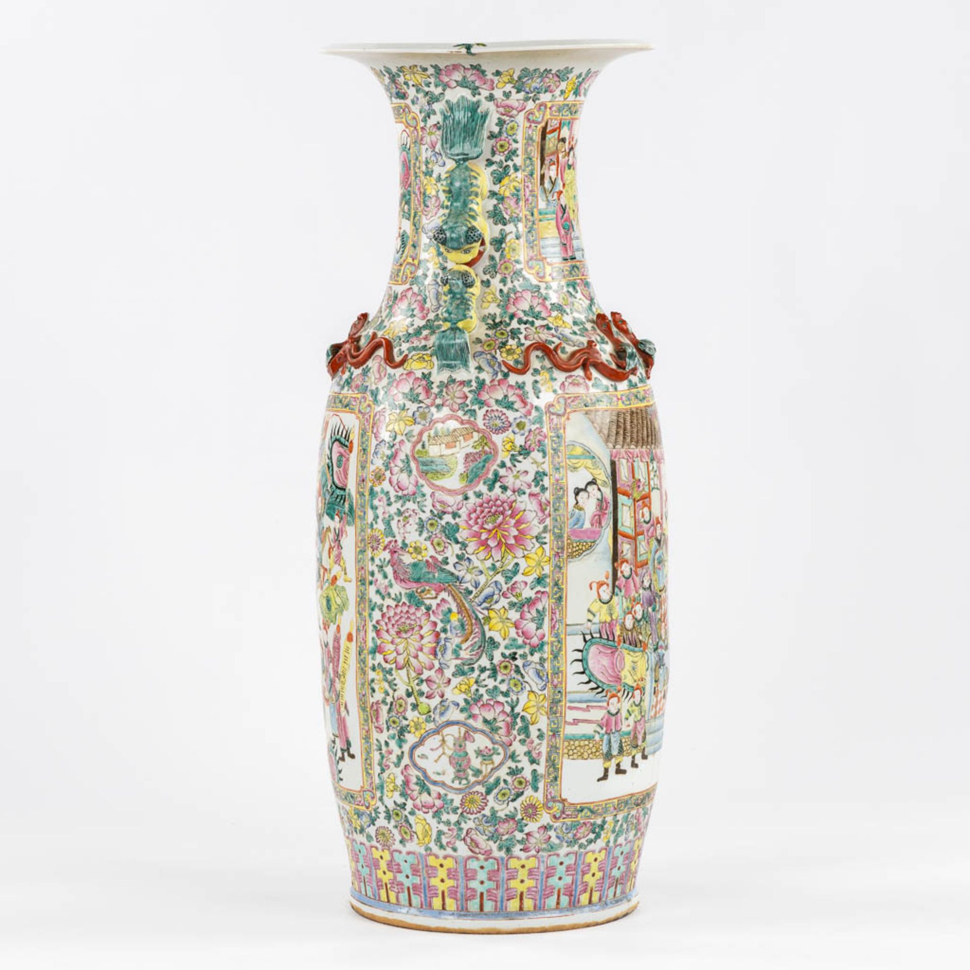 A very large Chinese Famille Rose vase, decorated with figurines (crack). (H:91 x D:38 cm) - Bild 3 aus 11