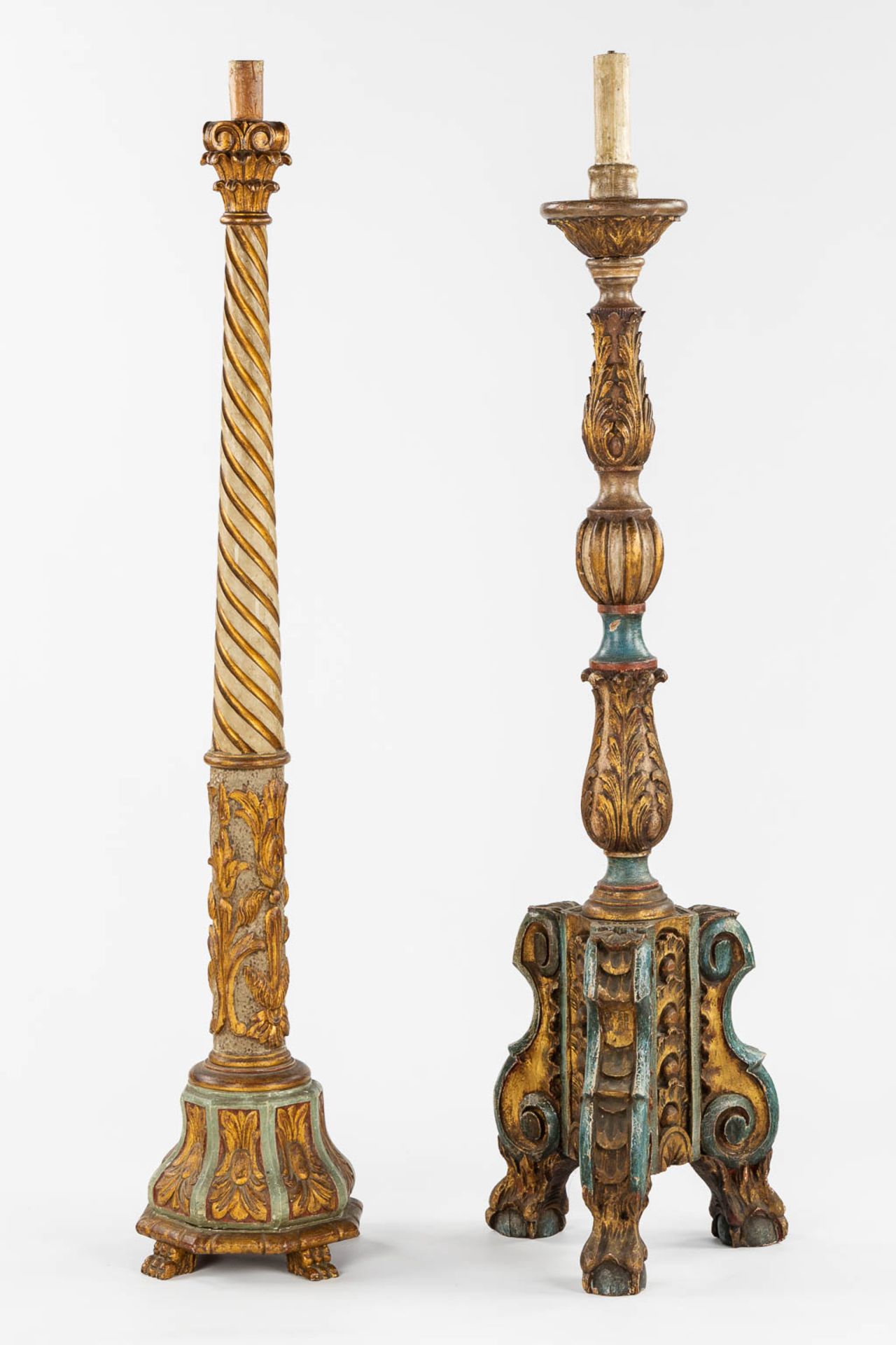 A pair of standing lamps, sculptured and patinated wood. Circa 1900. (H:144 cm) - Bild 4 aus 10