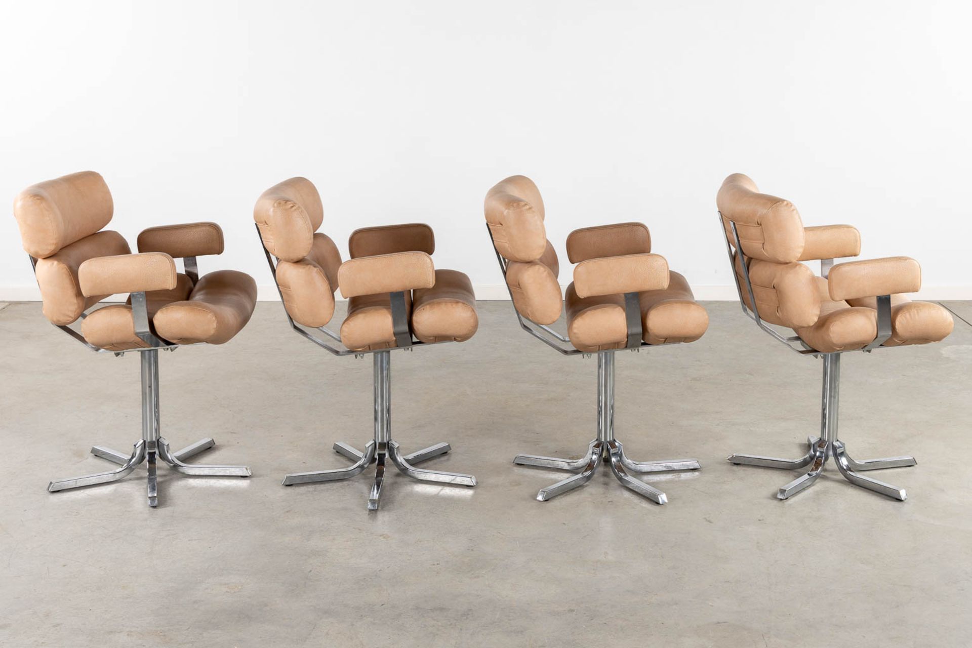 Four vintage office chairs, faux-leather and chromed metal. Circa 1970. (L:63 x W:60 x H:87 cm) - Bild 6 aus 13