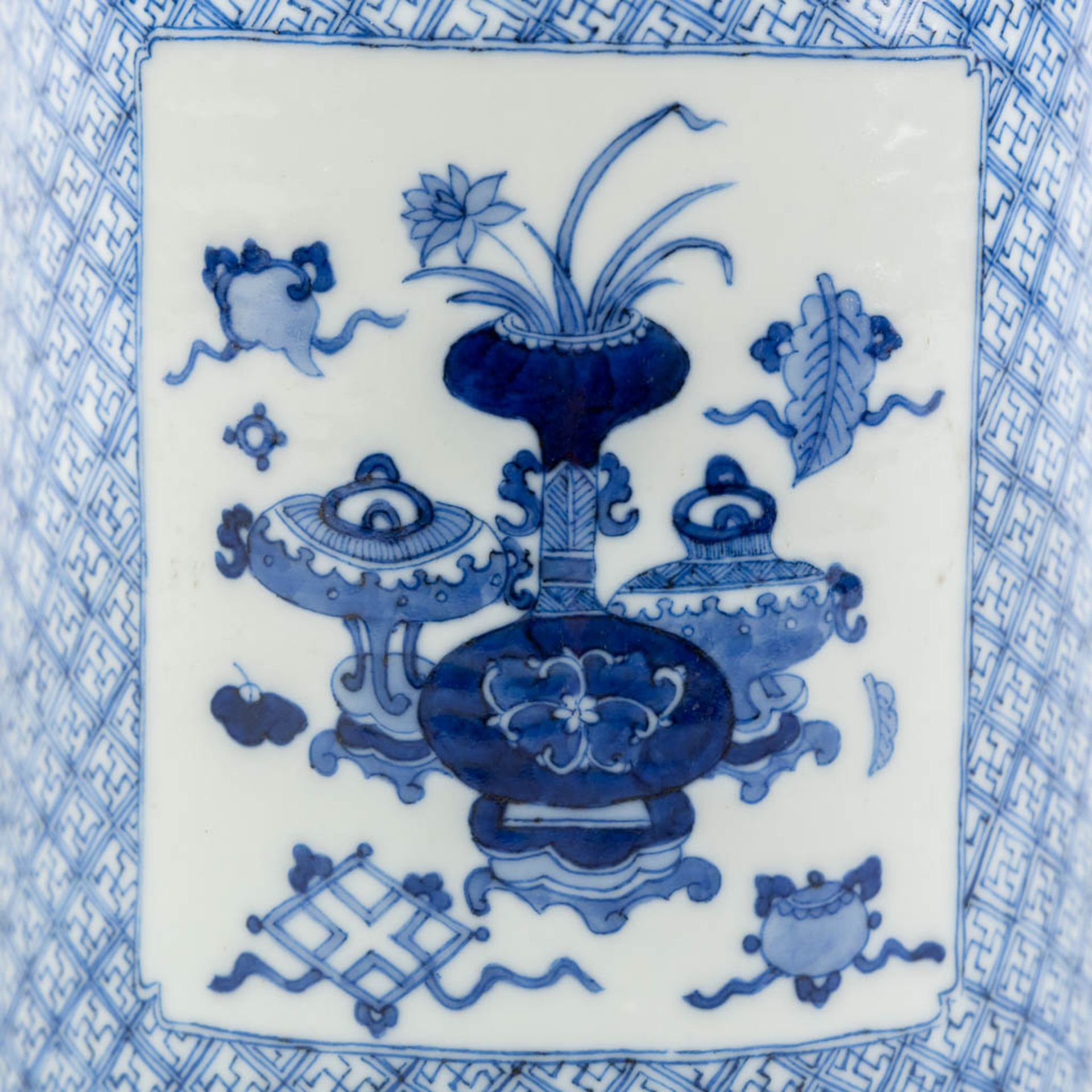 A Chinese brush pot, blue white, Swastika decor. Kangxi Style mark. (H:14,7 x D:12 cm) - Bild 11 aus 12