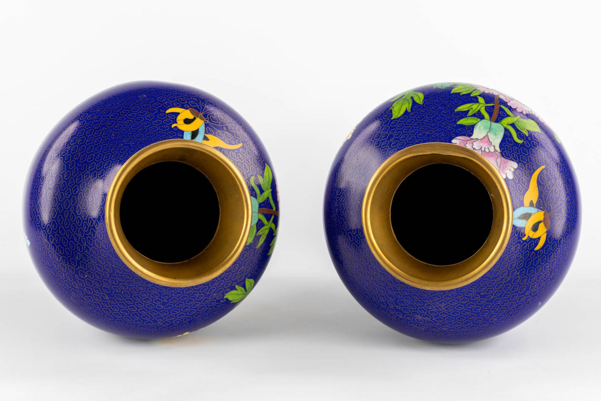 Four pairs of Cloisonné enamel vases, added 1 vase and two small pieces. (H:38 x D:23 cm) - Image 6 of 18