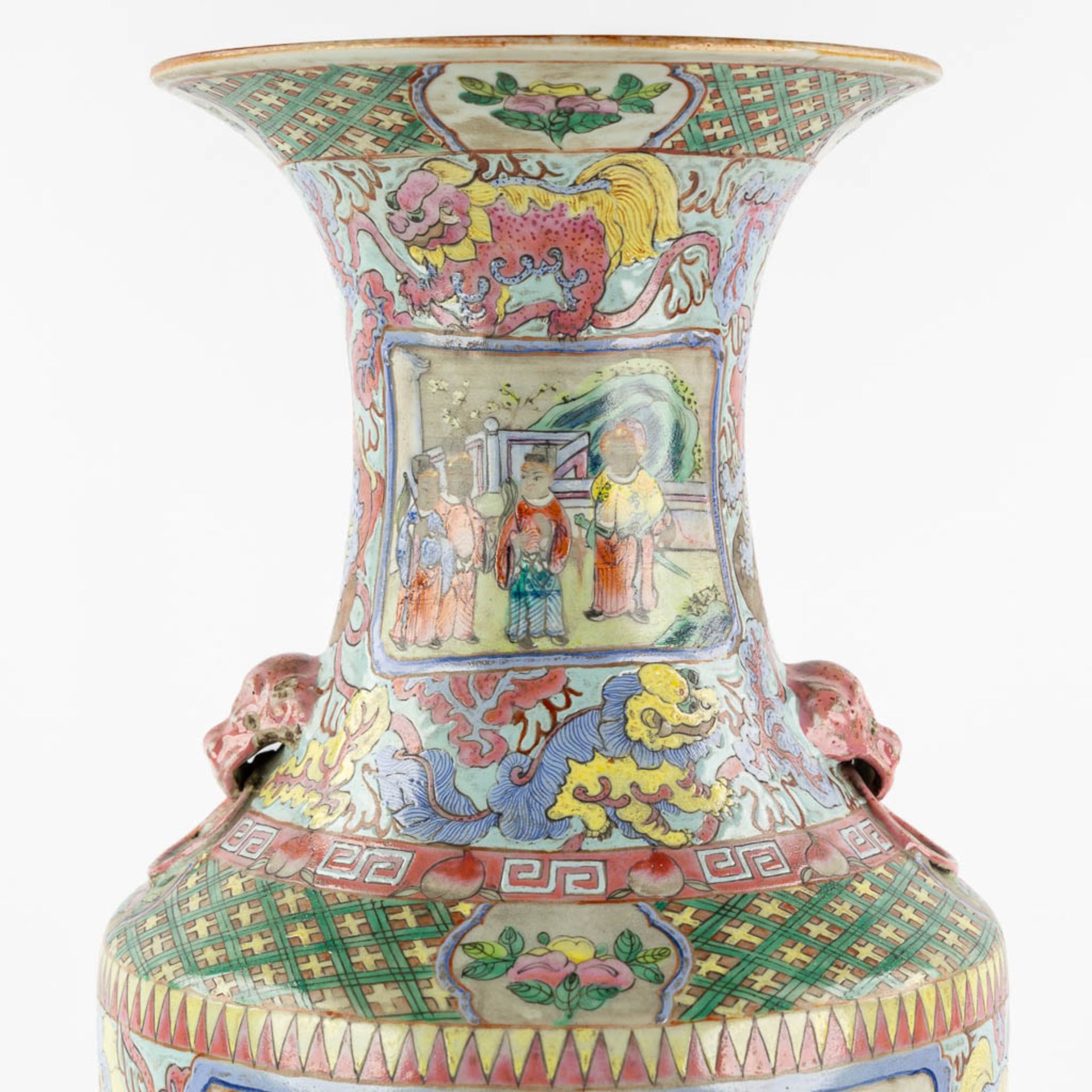 A Chinese vase, Famille Rose decorated with warriors. (H:58 x D:24 cm) - Bild 12 aus 14
