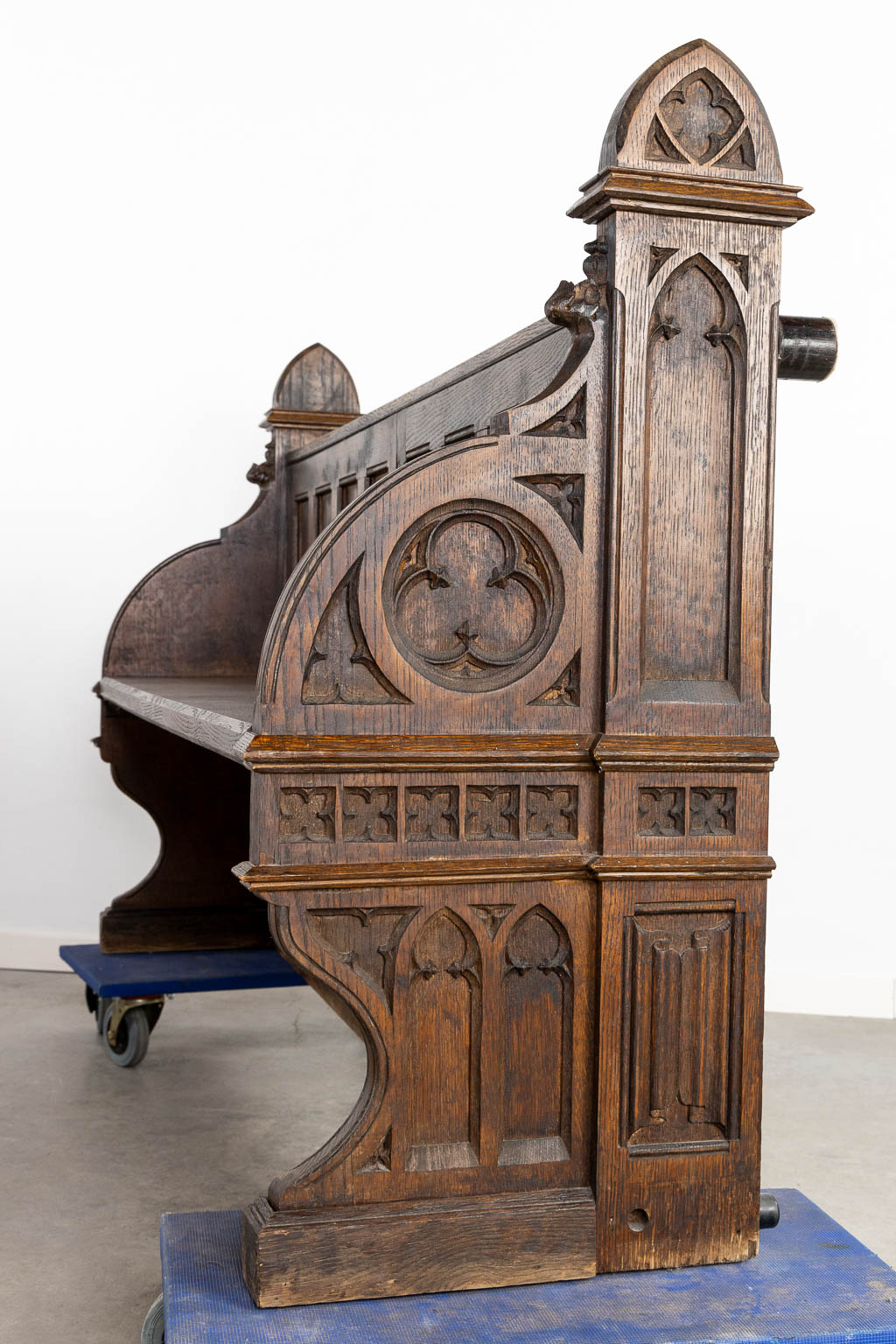 6 identical 'Church Benches' sculptured oak, Gothic Revival. (L:46 x W:164 x H:100 cm) - Image 7 of 12