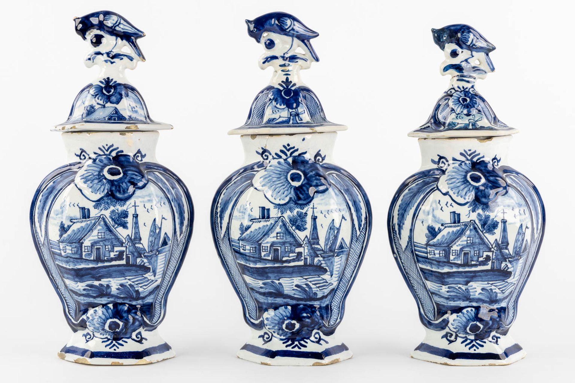 Delft, 'De Drie Klokken' A 5-piece 'Kaststel', added a 'De Porceleyne Klaauw' Peacock plate. 18th. ( - Bild 7 aus 26