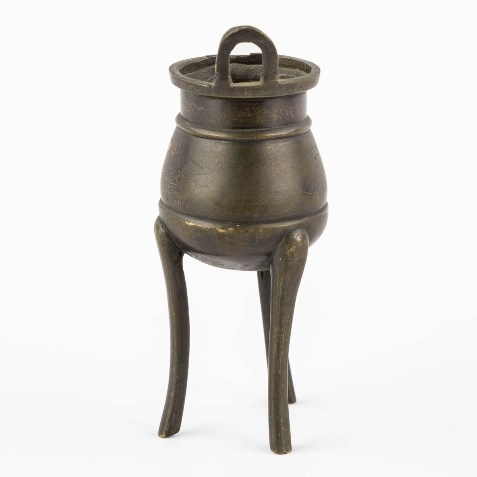 A Chinese insence burner, vase and a lucky coin. Bronze. (H:19 x D:5 cm) - Image 13 of 19