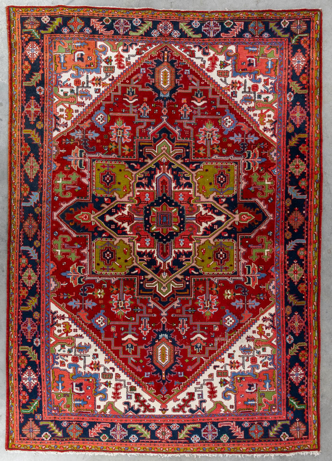 An Oriental hand-made carpet, Heriz. (L:350 x W:252 cm)