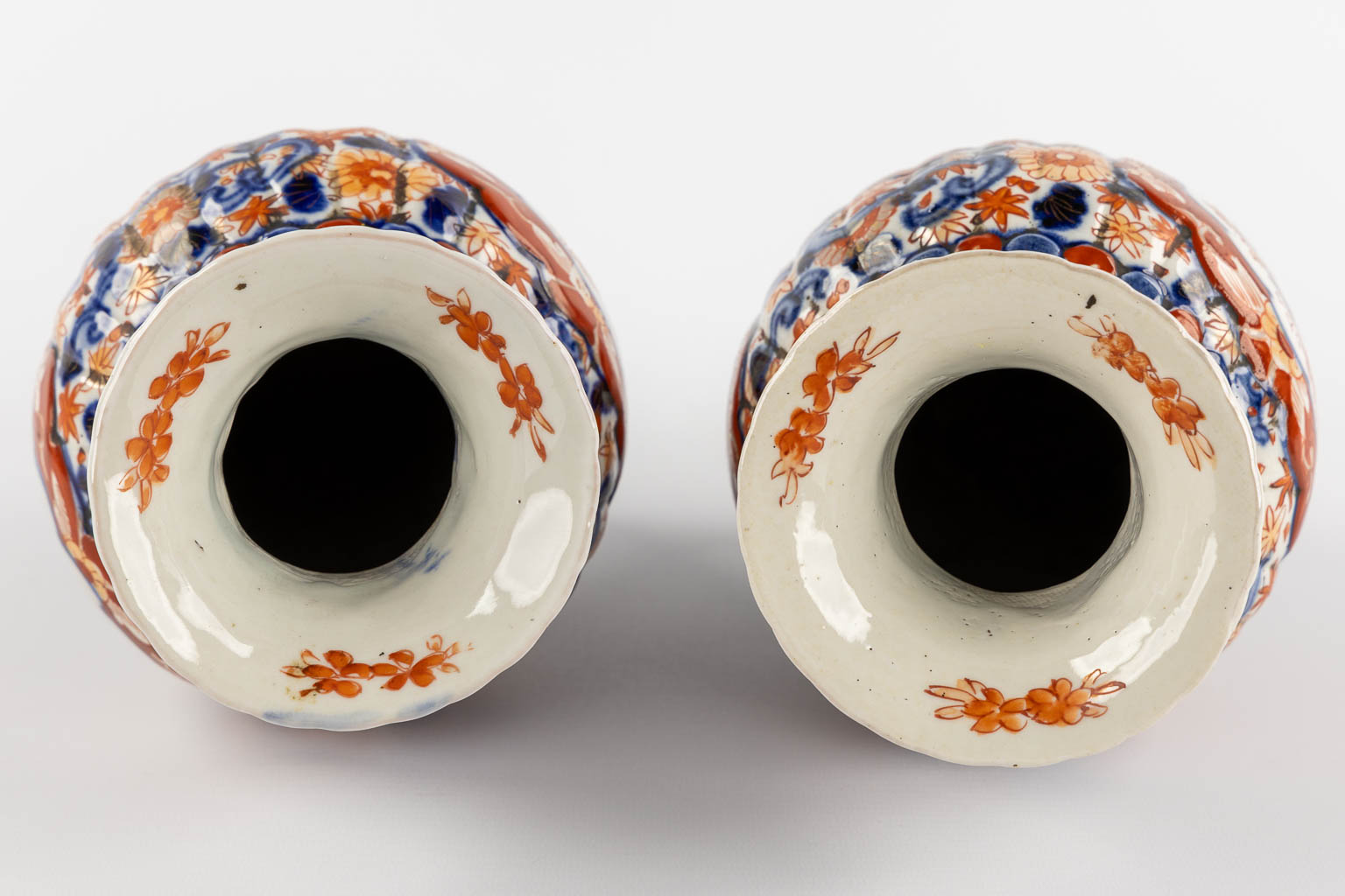 A pair of vases and a bowl, Japanese Imari porcelain. (H:25 x D:14 cm) - Image 8 of 11