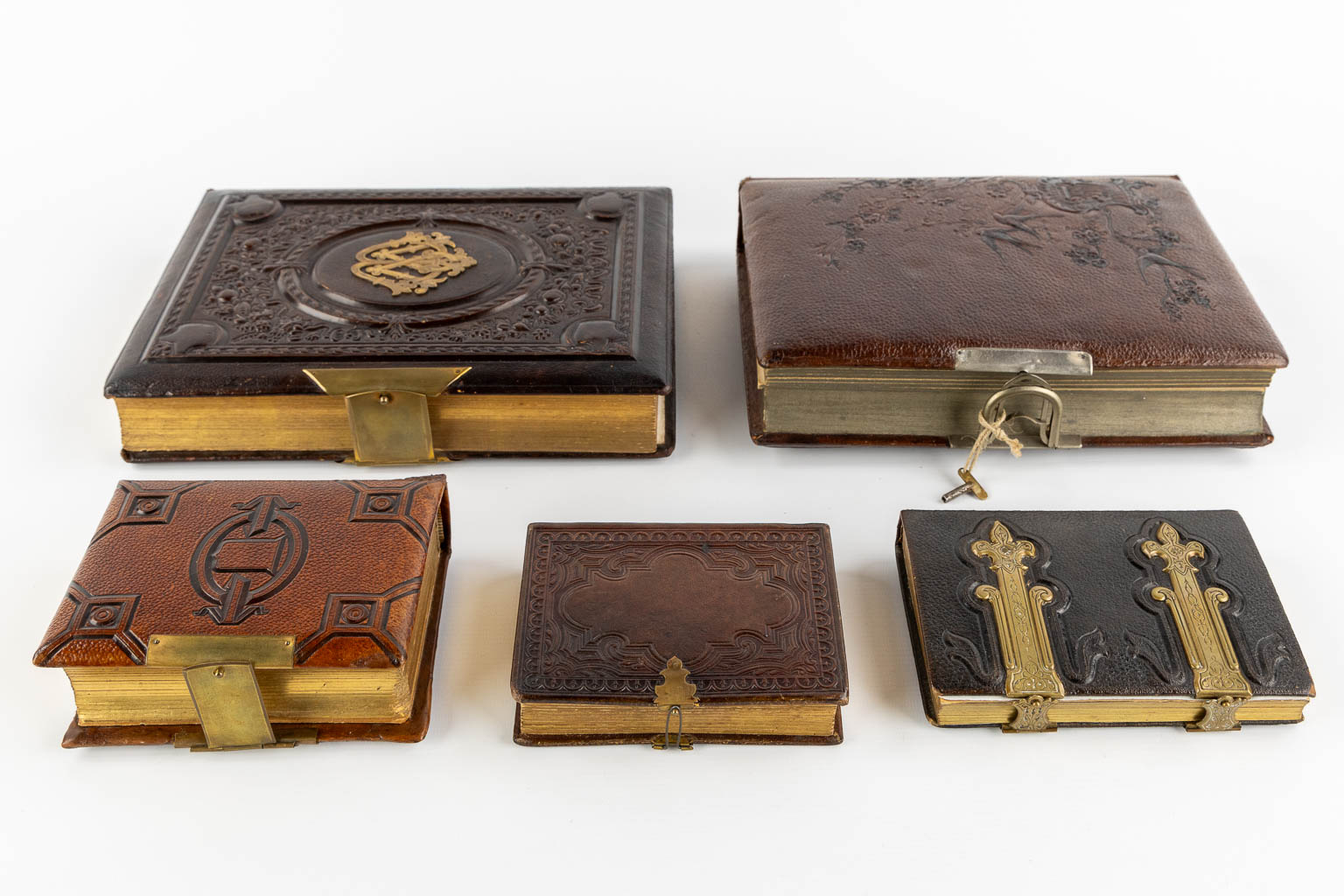 Five family photo books, of which 1 has a music box. (W:24 x H:30 cm) - Image 4 of 14