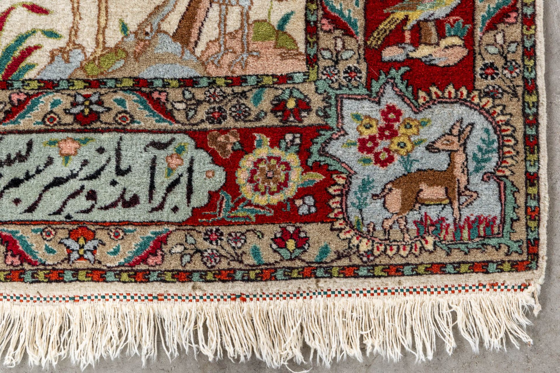 An Oriental hand-made carpet, Tabriz. Signed. (L:150 x W:107 cm) - Bild 5 aus 8