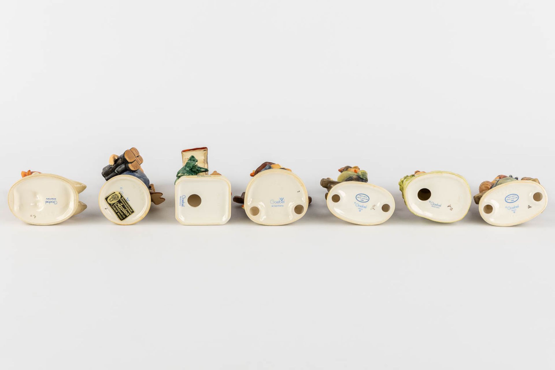 Hummel, 15 figurines, polychrome porcelain. (H:13,5 cm) - Bild 5 aus 9