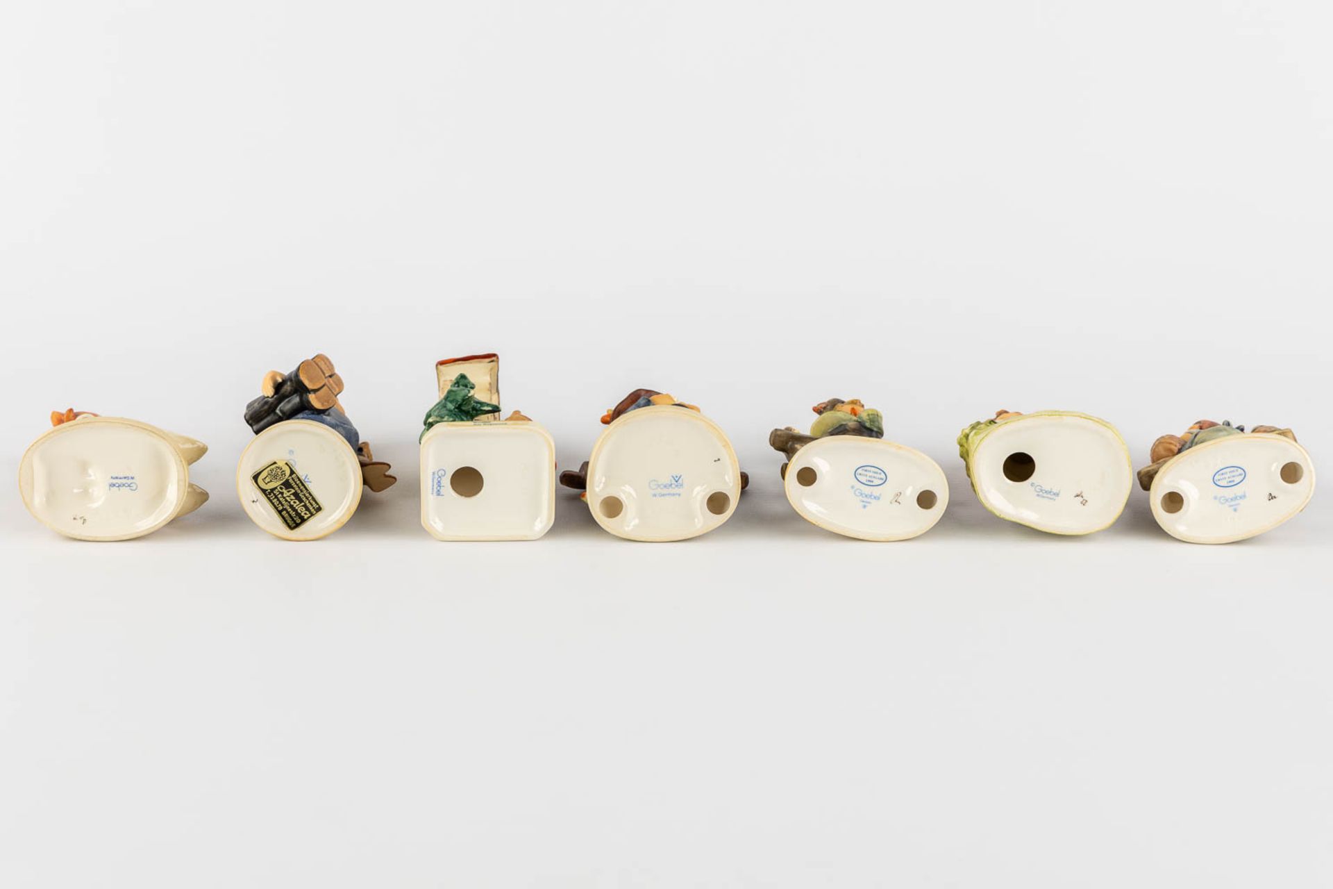 Hummel, 15 figurines, polychrome porcelain. (H:13,5 cm) - Image 5 of 9