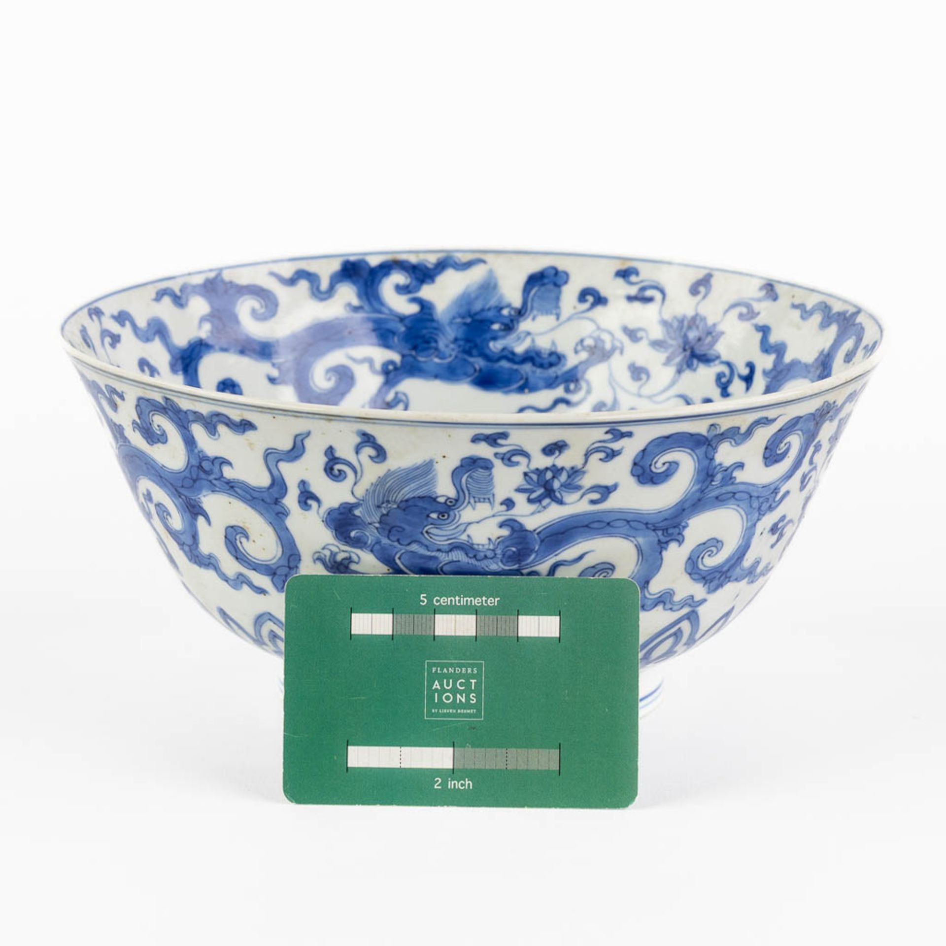 A Chinese bowl with dragon decor, Blue-White decor, Kangxi period. (H:9,5 x D:21 cm) - Image 2 of 10