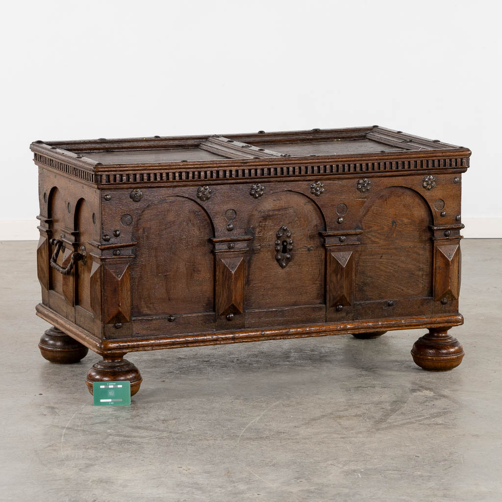 An antique chest mounted with wrought-iron, The Netherlands, 17th C. (L:57 x W:97 x H:56 cm) - Image 2 of 11