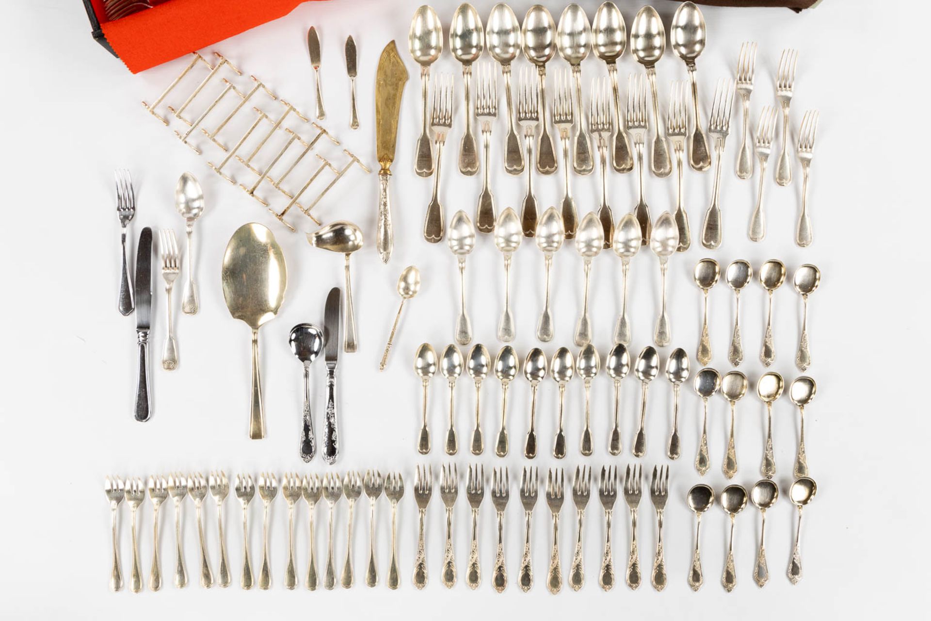 A large collection of silver-plated cutlery, added 12 Delheid silver ice spoons, 309g.  - Bild 3 aus 16