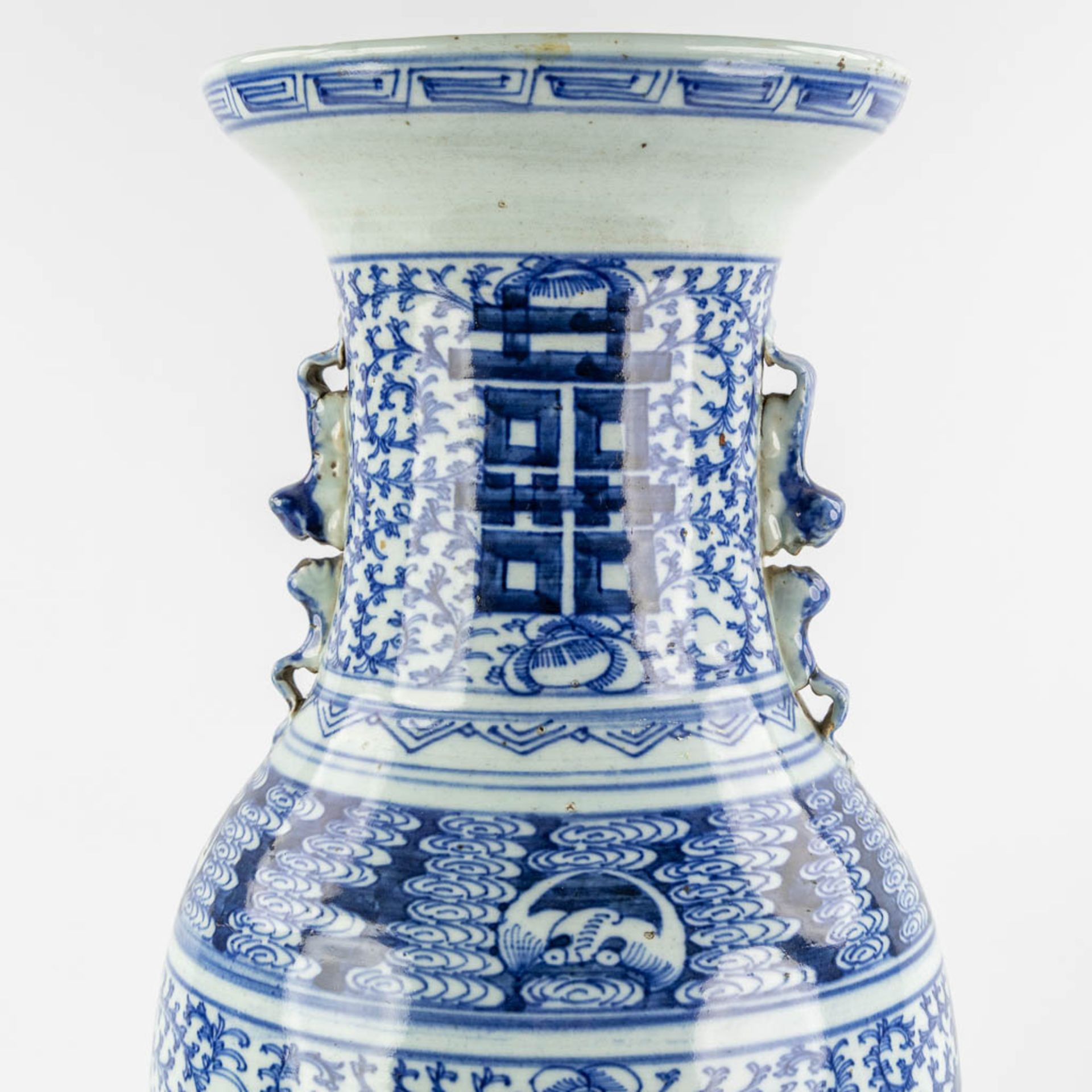A Chinese celadon vase and ginger jar with a blue-white Double Xi and Floral decor. 19th/20th C. (H: - Bild 9 aus 11