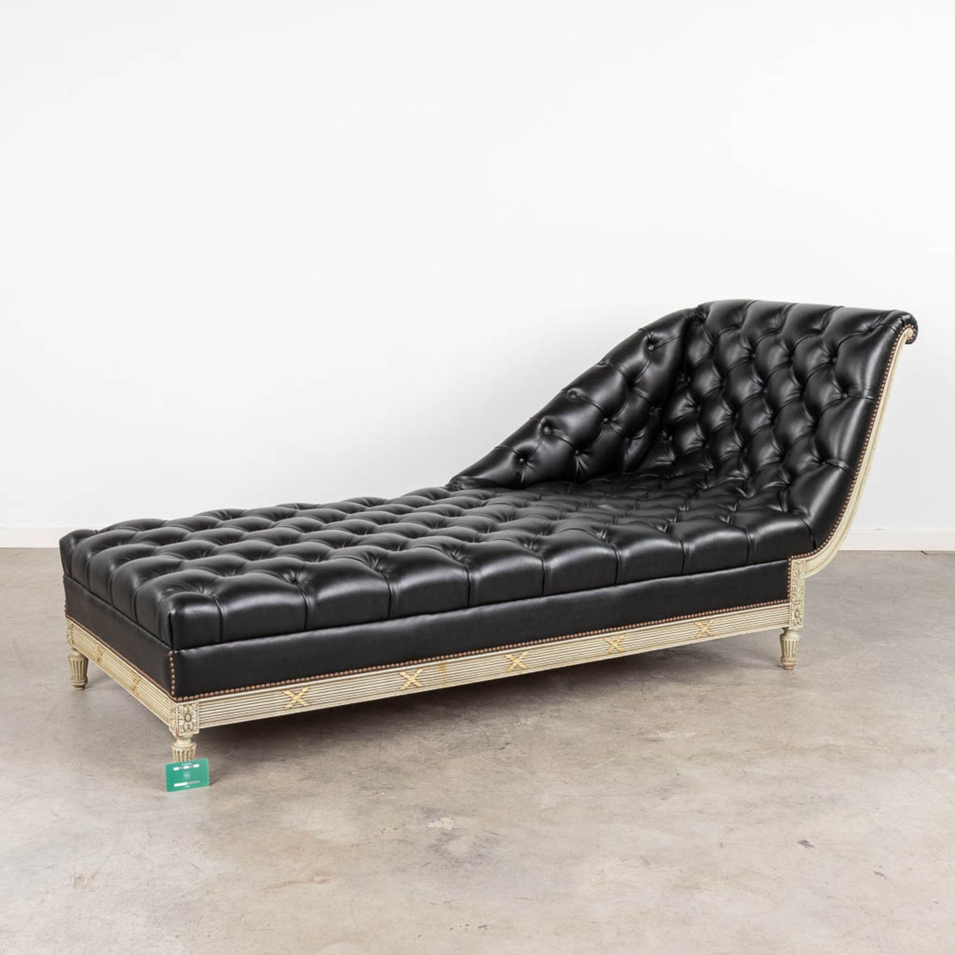A white-patinated 'Chaise Longue', wood and leather in Louis XVI style. (L:76 x W:200 x H:87 cm) - Bild 2 aus 12
