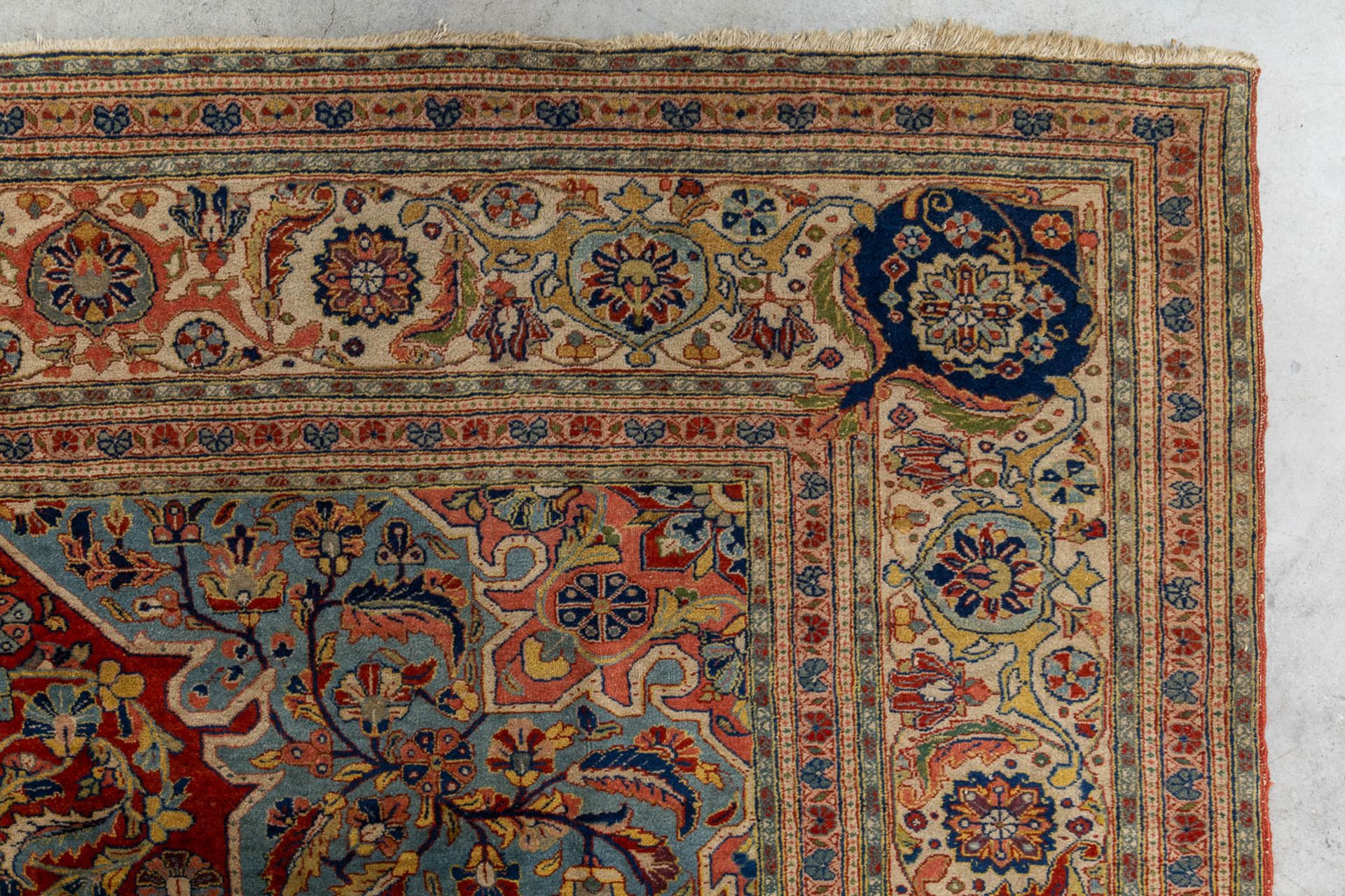 An Oriental hand-made carpet, Ghoum. (L:264 x W:353 cm) - Bild 3 aus 9