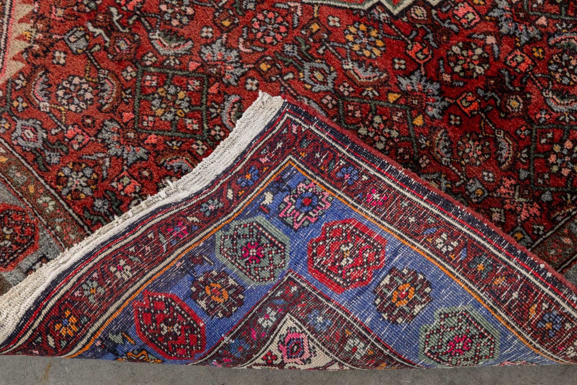 An Oriental hand-made carpet, Hamadan. (L:197 x W:127 cm) - Image 8 of 8
