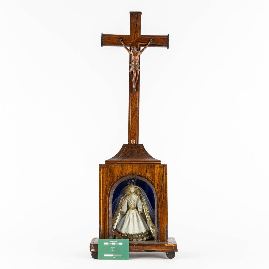 A crucifix with a chapel, mahogany. 19th C. (L:12 x W:24 x H:70 cm) - Image 2 of 11