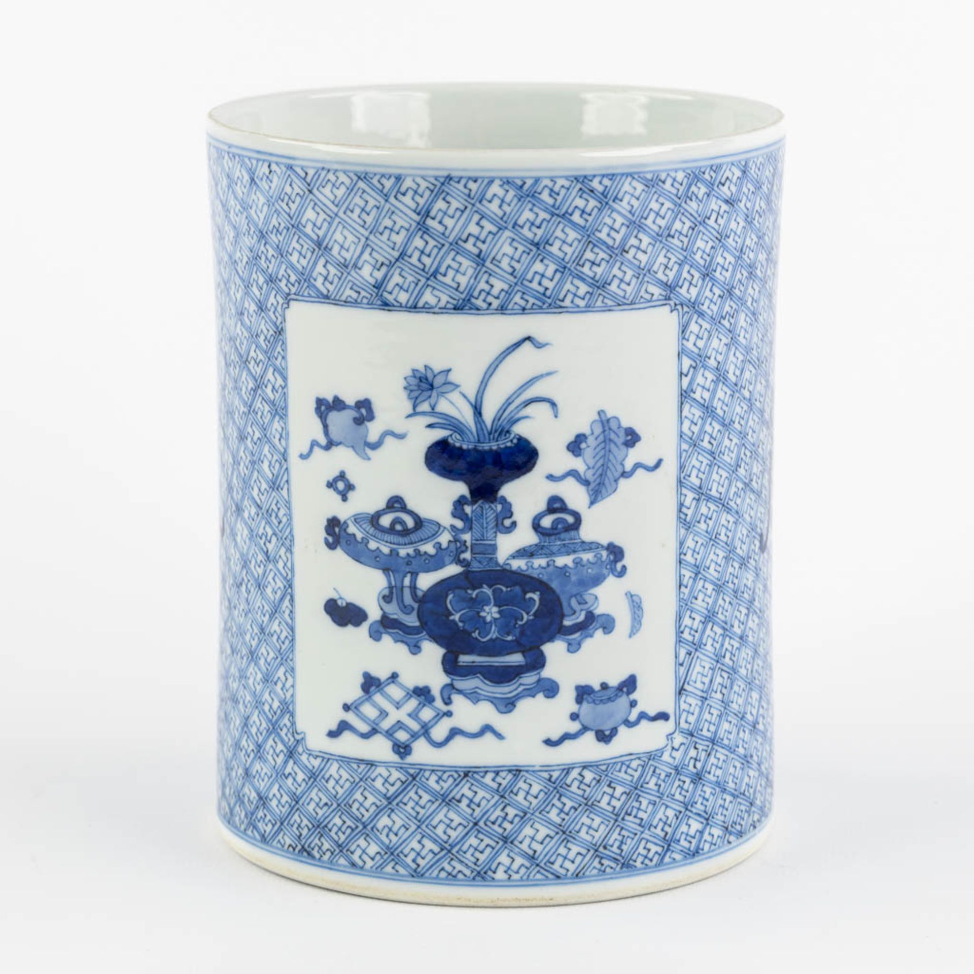 A Chinese brush pot, blue white, Swastika decor. Kangxi Style mark. (H:14,7 x D:12 cm) - Bild 5 aus 12