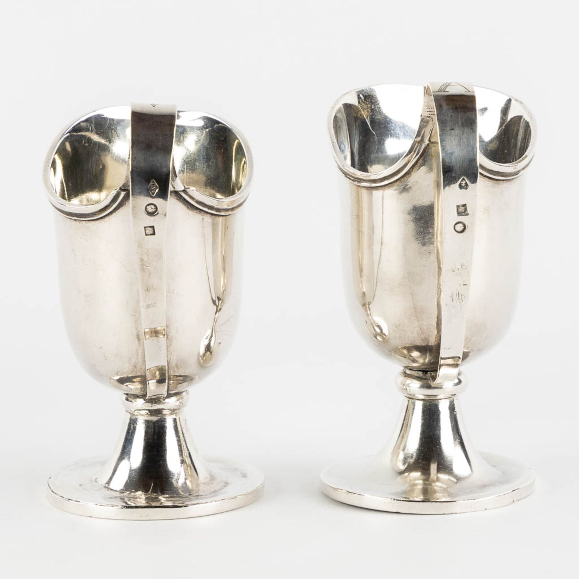 Philippus MYS 1759-1847) A pair of 'Water and Wine Cruets', Vino &amp; Aqua, Silver, Bruges. 19th C. - Image 4 of 11