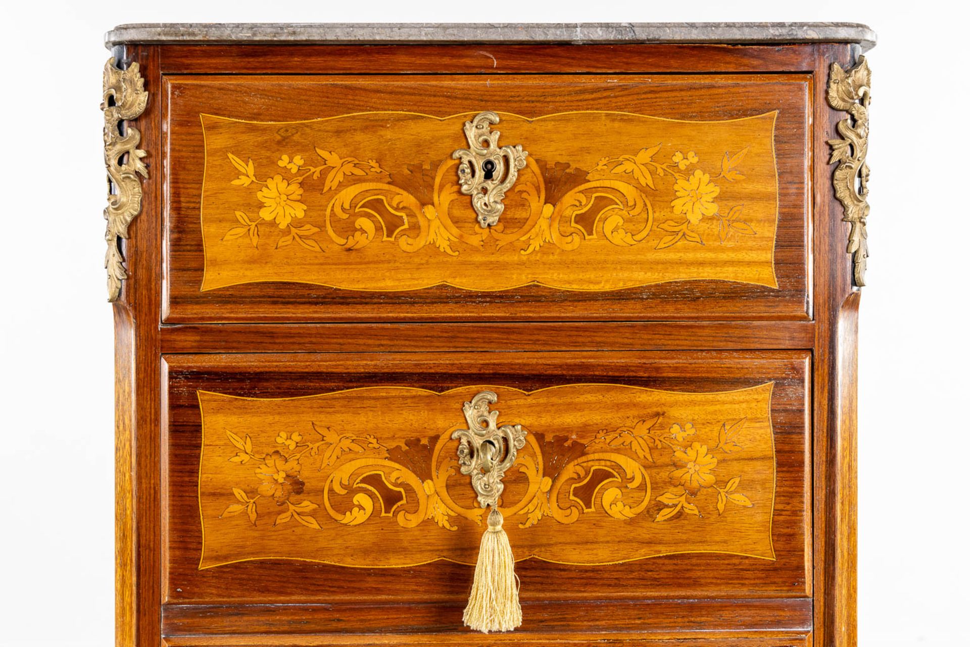 A Secretaire cabinet, Marquetry inlay and mounted with bronze. Circa 1900. (L:34 x W:56 x H:128 cm) - Bild 12 aus 15