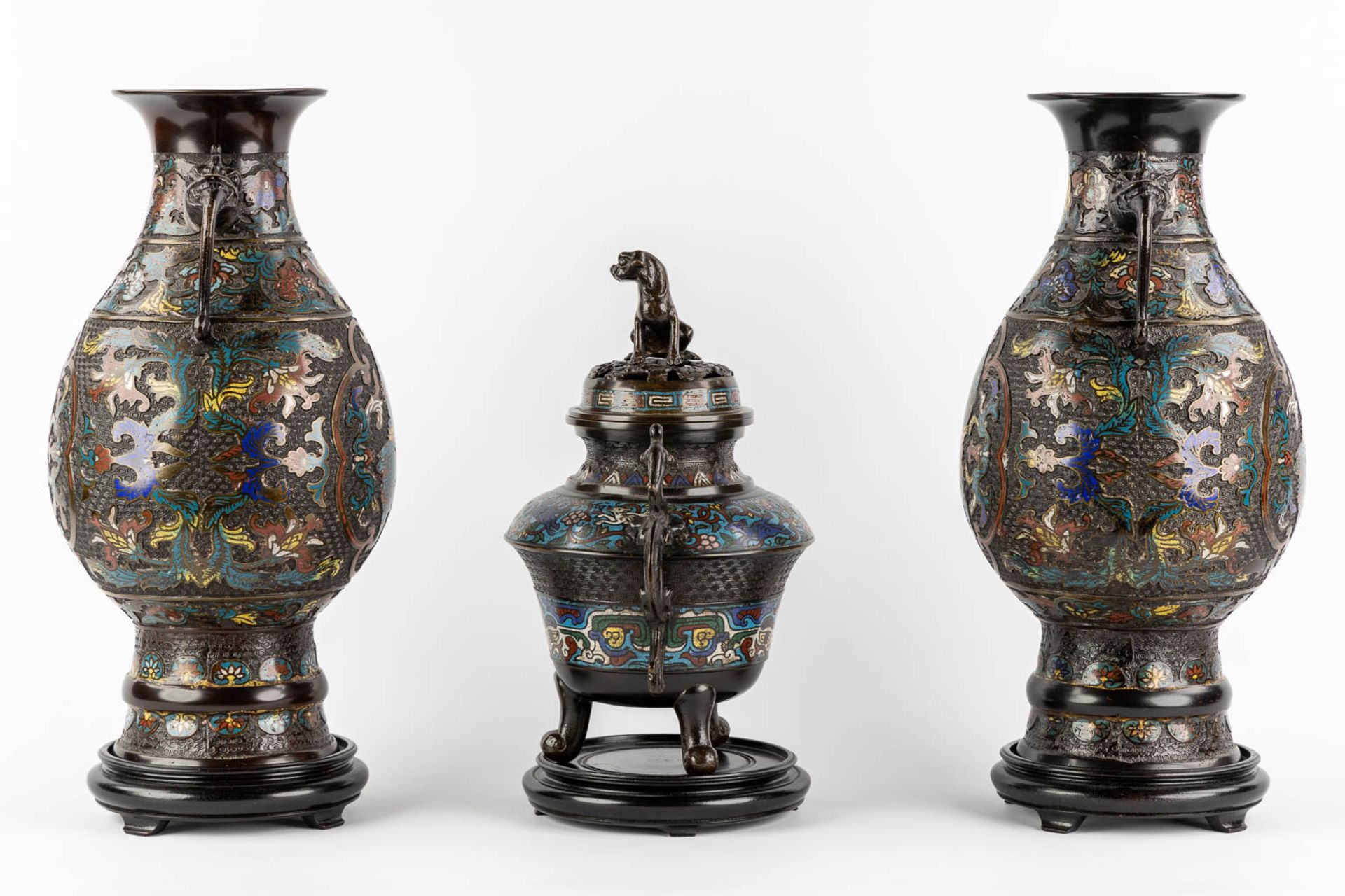 A pair of vases, added an insence burner, bronze with champslevé decor. Circa 1900. (H:45 x D:23 cm) - Bild 6 aus 15