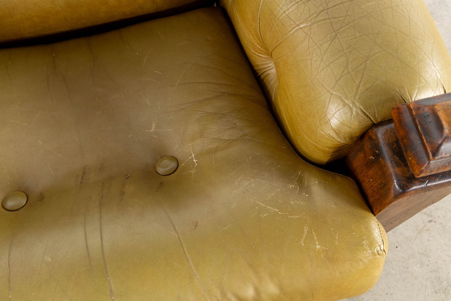 Four identical leather and wood lounge chairs, Circa 1960. (L:94 x W:96 x H:78 cm) - Bild 4 aus 10