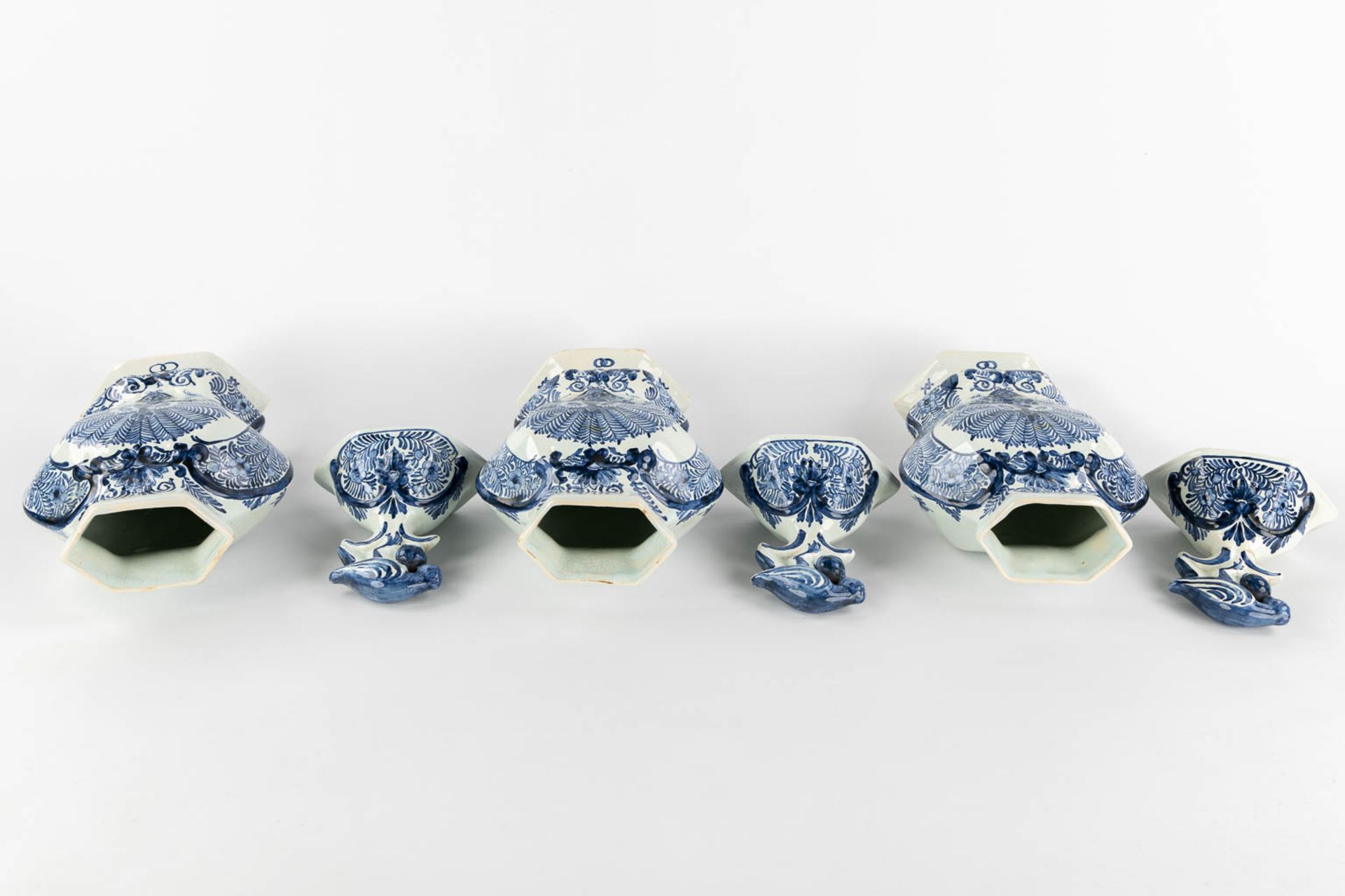 Oud Delft, Nijmegen. A 5-piece 'Kaststel', faience. (L:12 x W:18 x H:38 cm) - Image 11 of 18