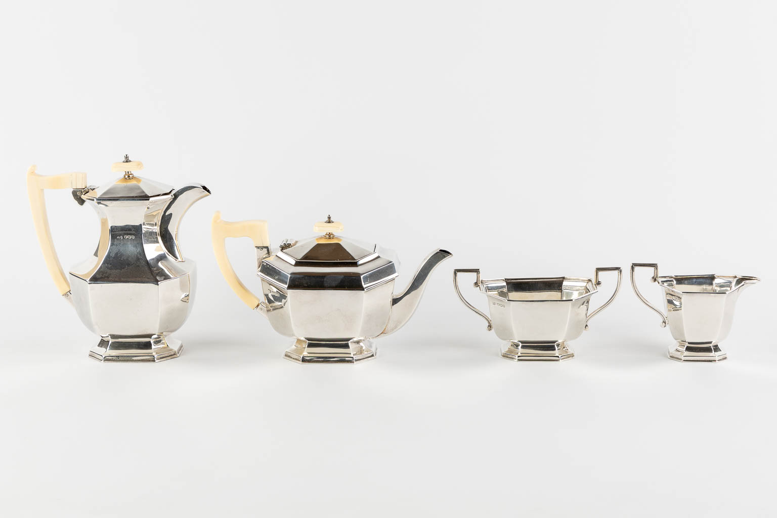 Viner's Ltd. A 4-piece silver coffee and tea service, Sheffield, England, 1936. Art Deco. 1,631 kg. - Image 3 of 10