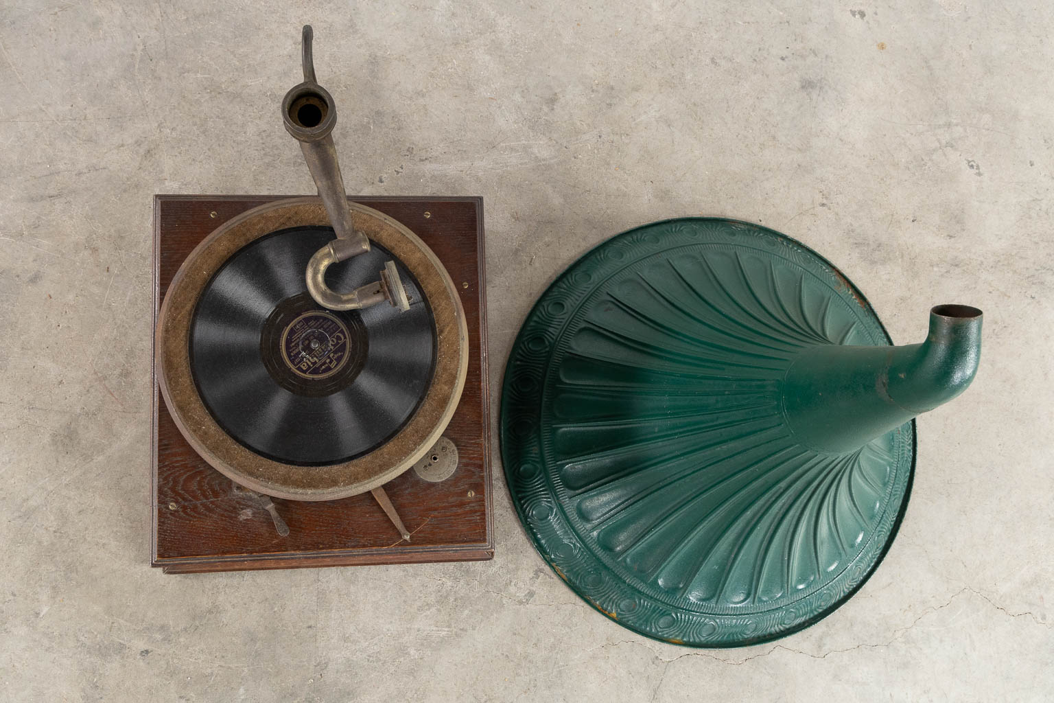 An antique and decorative Grammophone. (L:68 x W:56 x H:77 cm) - Image 6 of 10