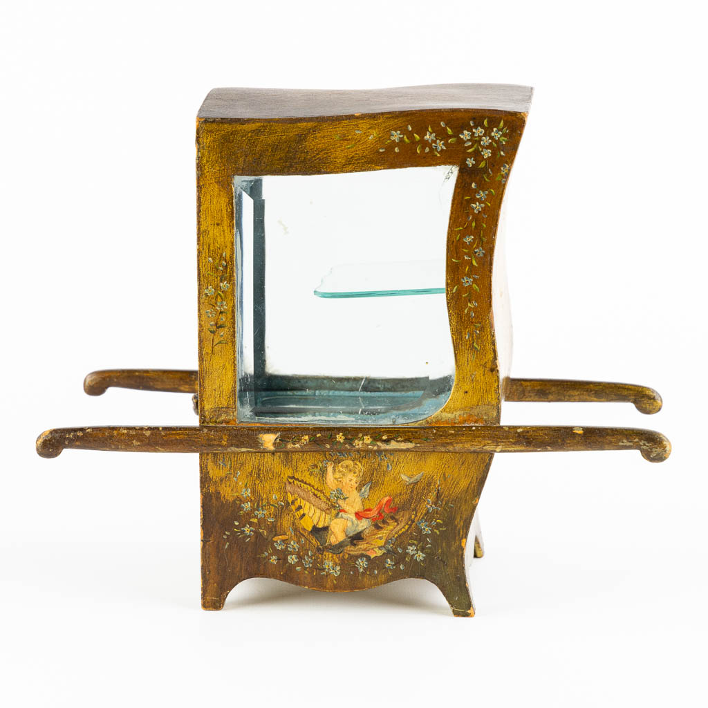 A miniature Jewelry box in the shape of a 'Sedan Chair', circa 1900. (L:25 x W:12,5 x H:20 cm) - Image 4 of 12