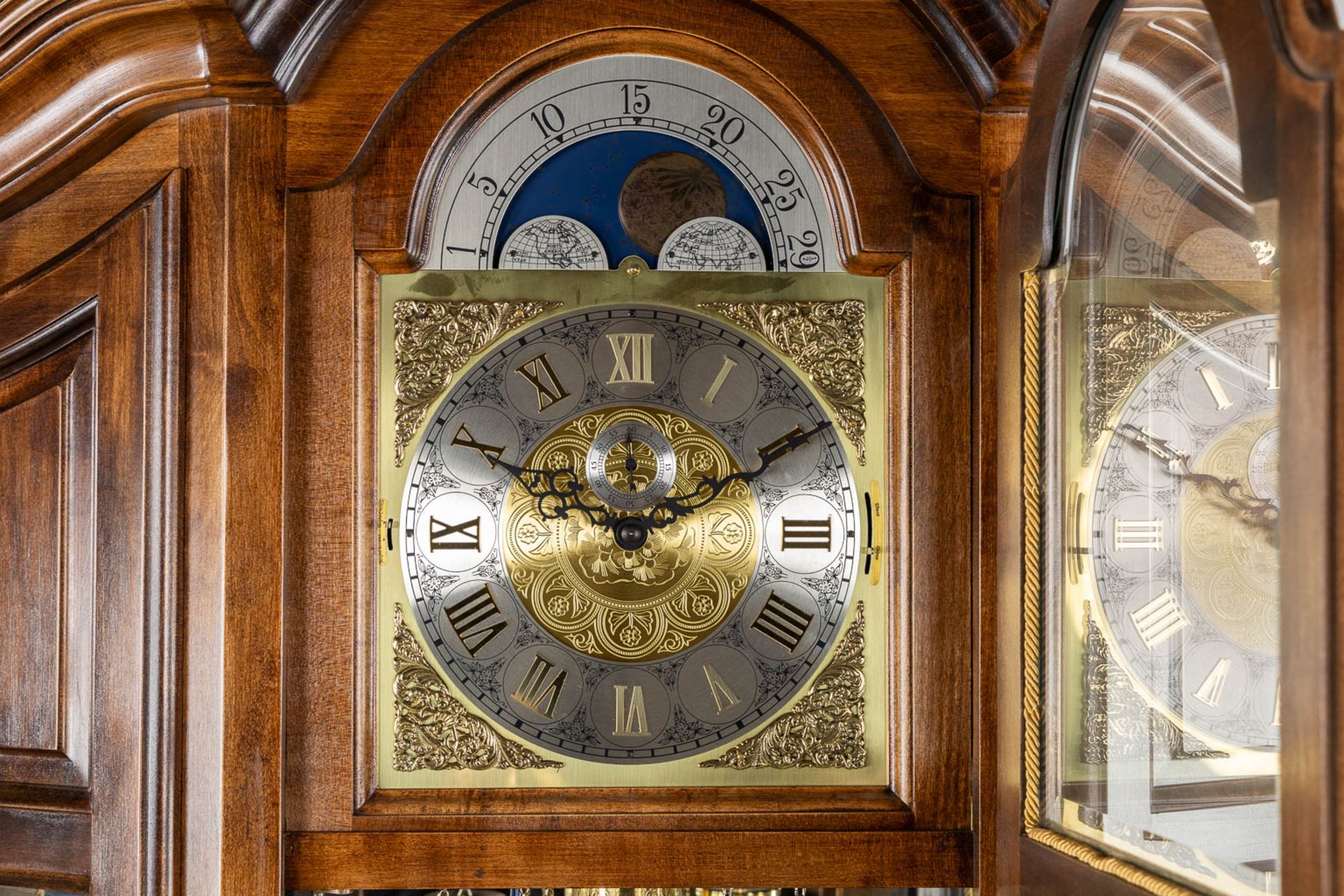 A decorative standing clock, with decorated weights. (L:40 x W:106 x H:214 cm) - Bild 7 aus 10