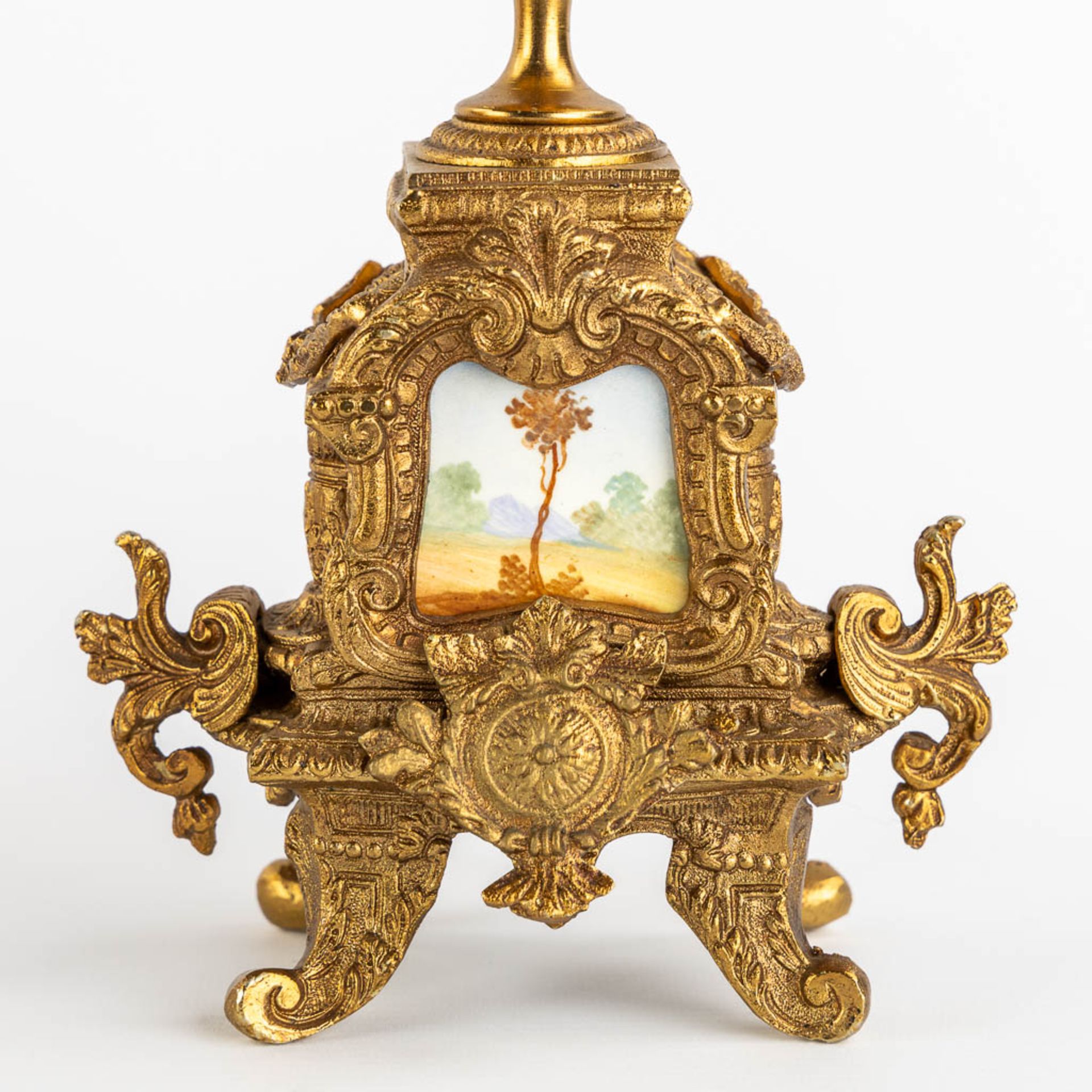 A three-piece mantle garniture clock and side pieces, bronze mounted with porcelain. (L:12 x W:20 x  - Bild 8 aus 18