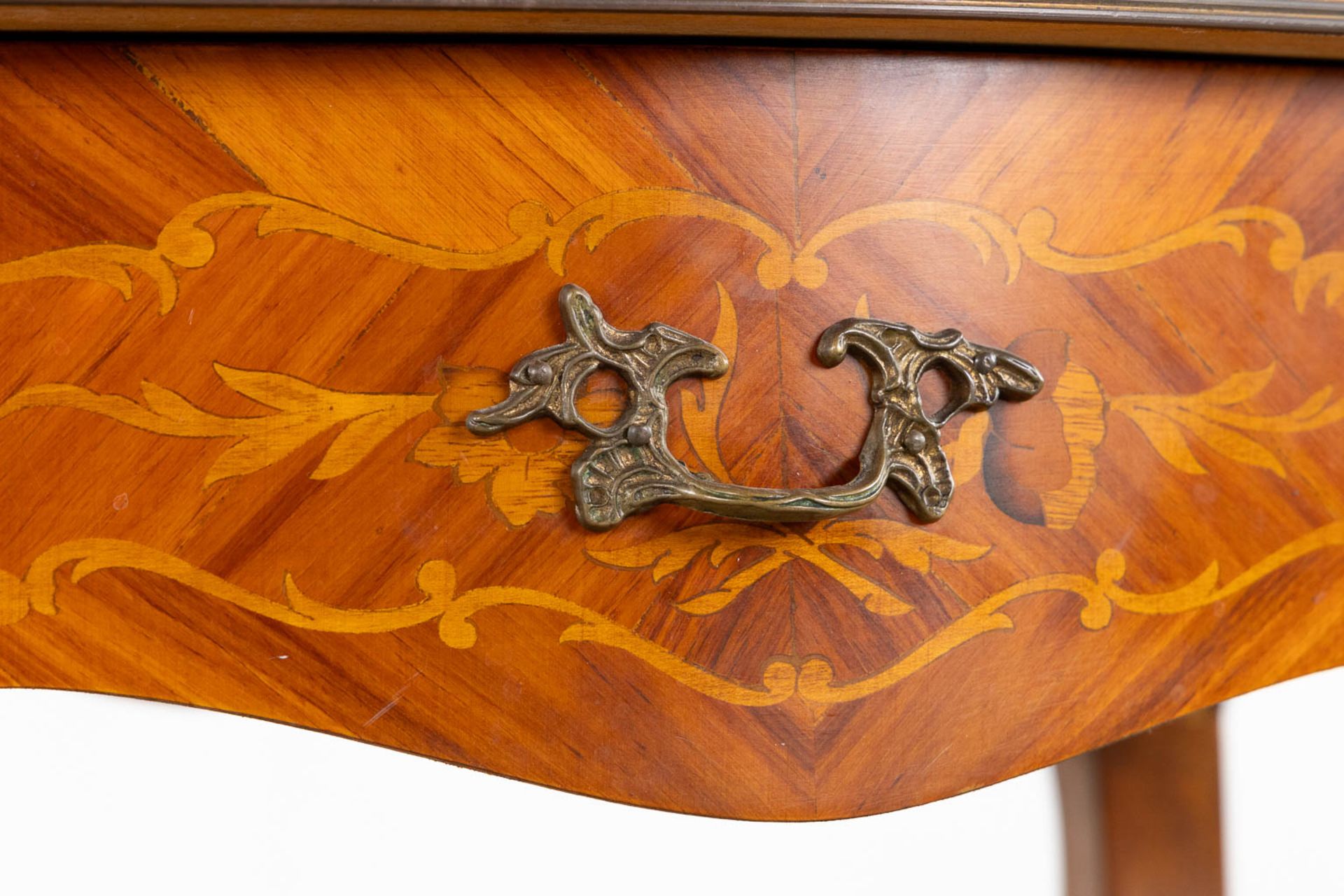 A pair of side tables, marquetry inlay and mounted with bronze. (L:37 x W:51 x H:65 cm) - Bild 9 aus 13