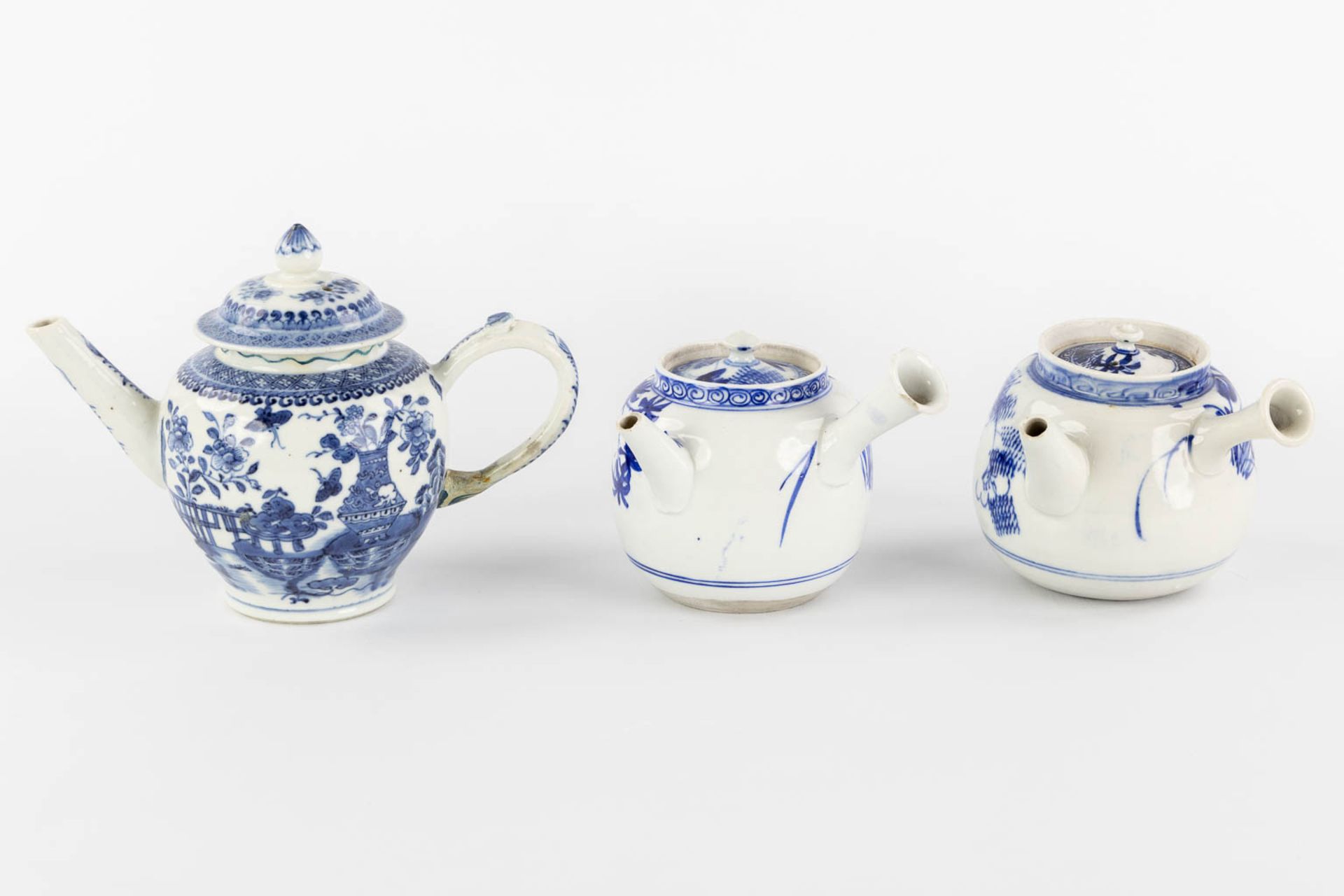 Three Chinese and Japanese teapots, blue-white decor. (W:20 x H:14 cm) - Image 5 of 17