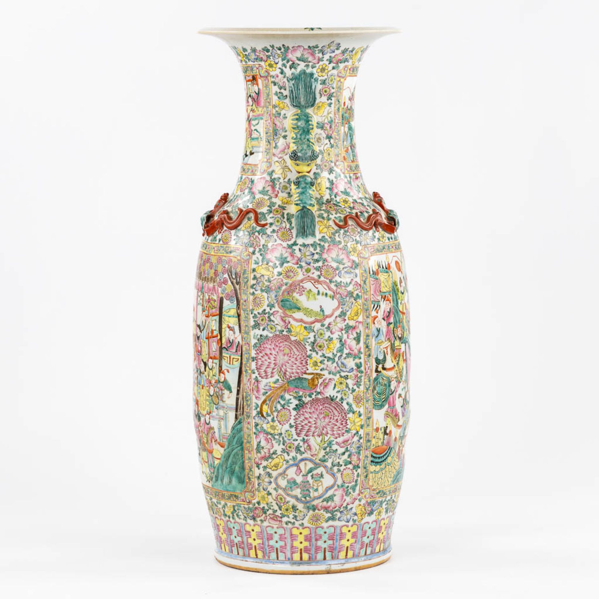 A very large Chinese Famille Rose vase, decorated with figurines (crack). (H:91 x D:38 cm) - Bild 5 aus 11