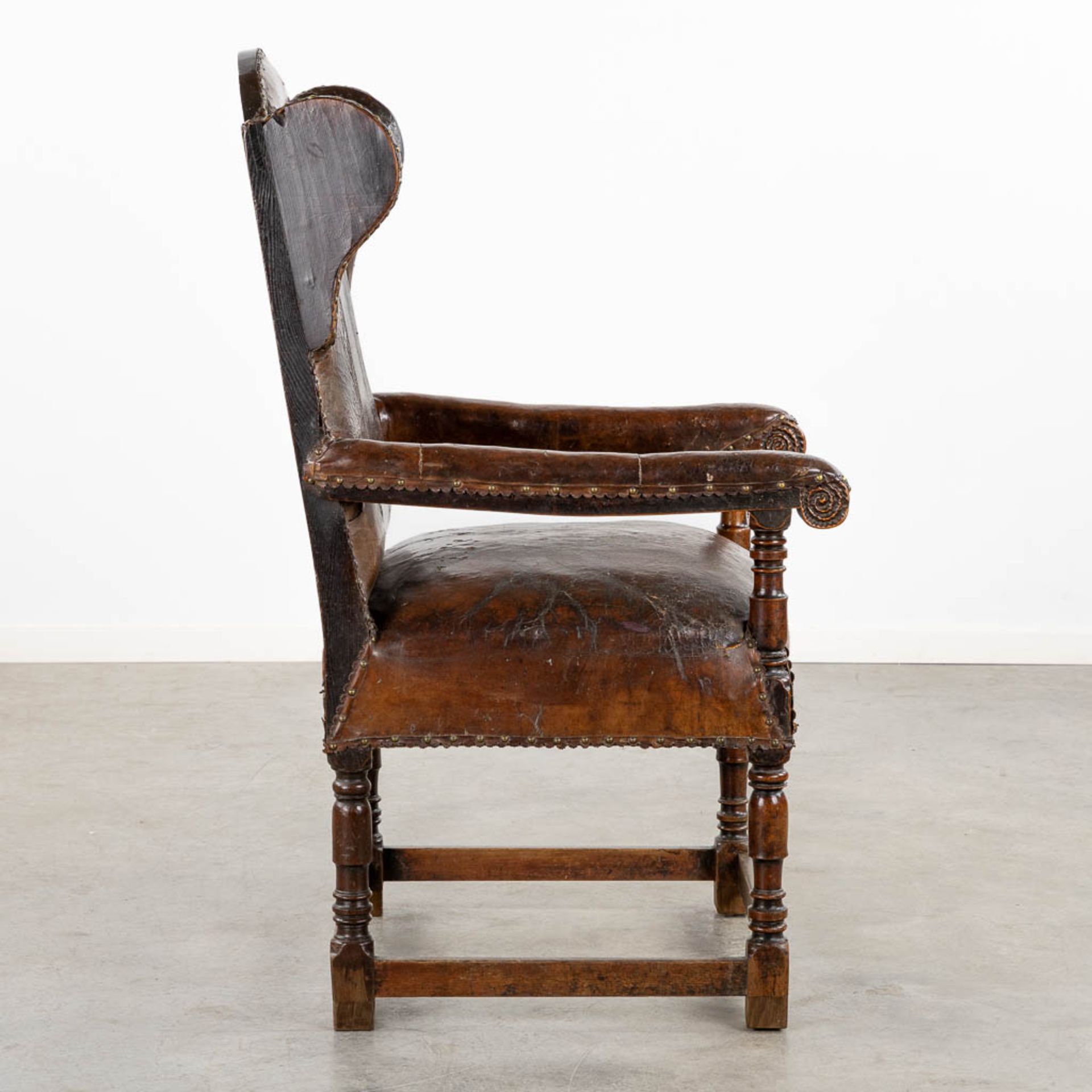 An antique Throne chair, leather on wood, great patina. 18th C. (L:76 x W:67 x H:125 cm) - Bild 6 aus 13
