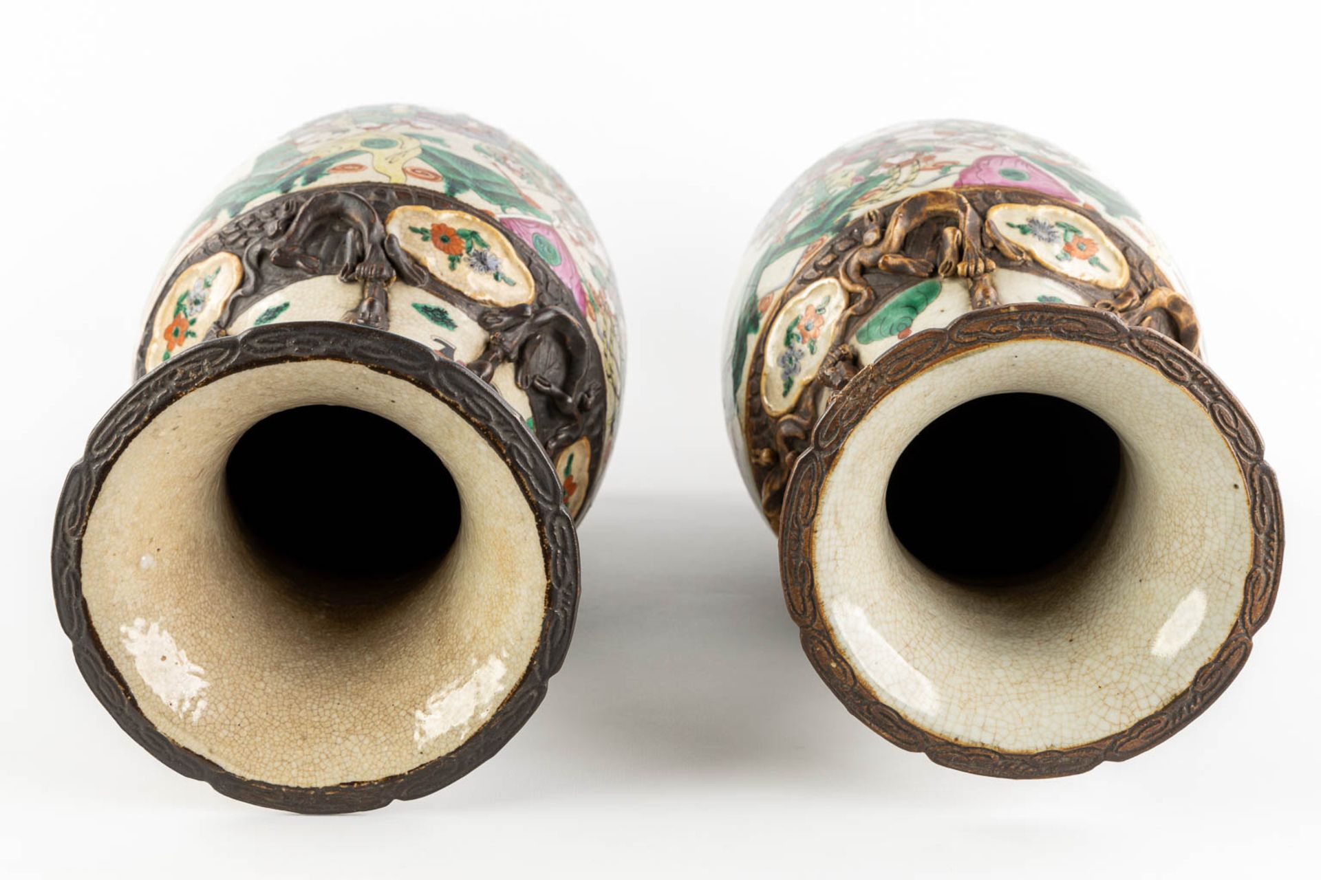 A pair of Chinese Nanking vases, decorated with battle scènes. (H:44 x D:20 cm) - Image 8 of 13