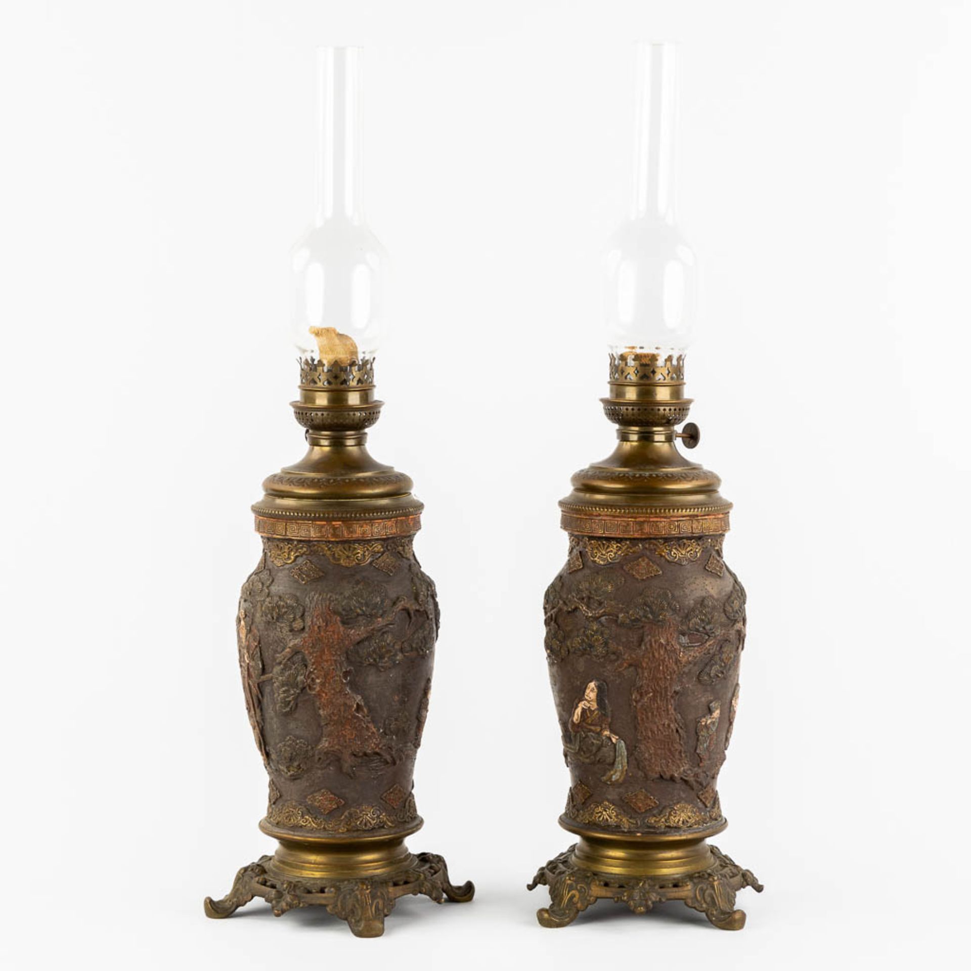 An Oriental pair of oil lamps, terracotta mounted with bronze. Circa 1900. (H:66 x D:18 cm) - Image 7 of 17